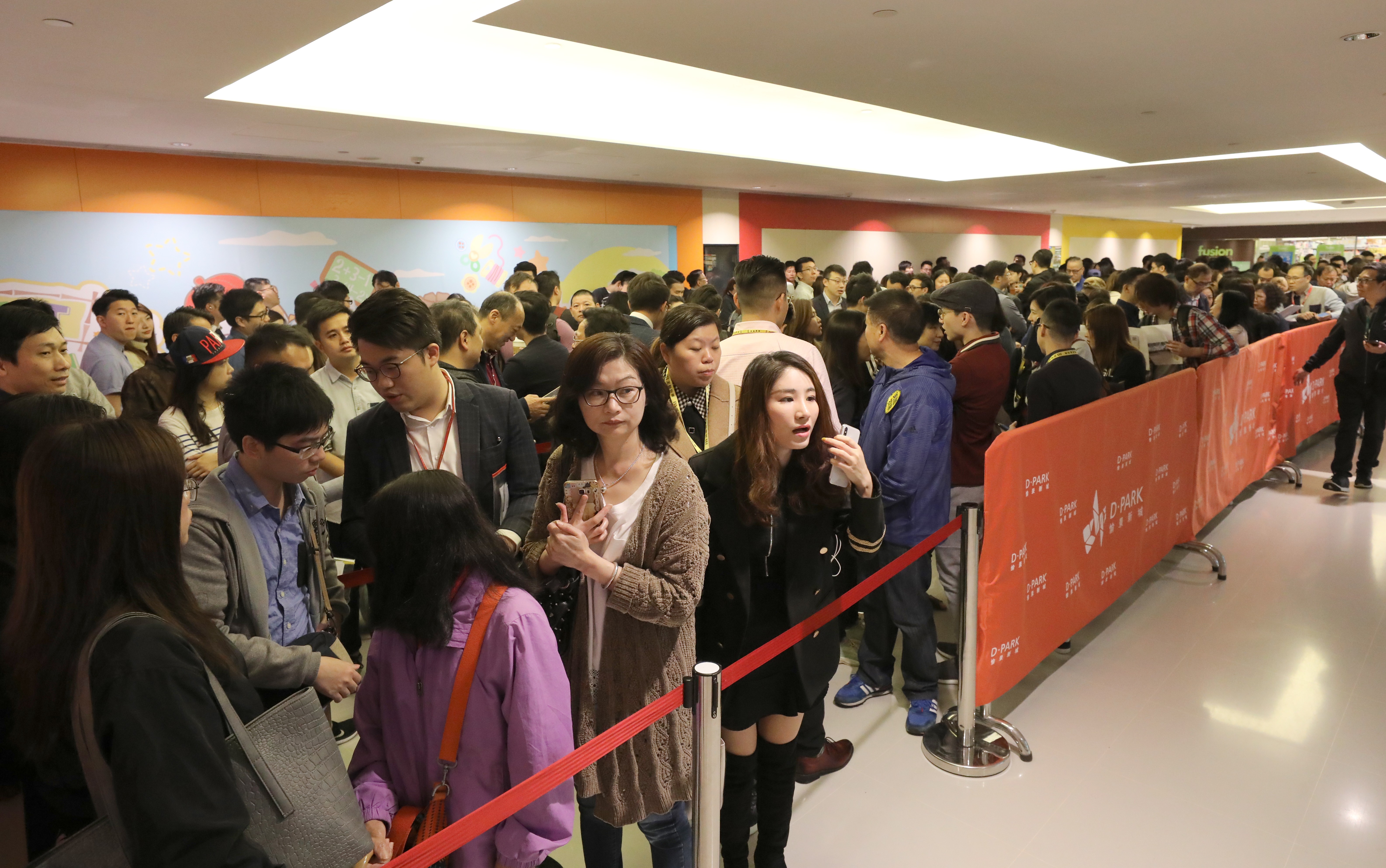 Up to 3,700 prospective buyers queuing up for the 294 flats of New World Development's Artisan Garden project on Saturday, 23 March 2019. Photo: SCMP / Dickson Lee