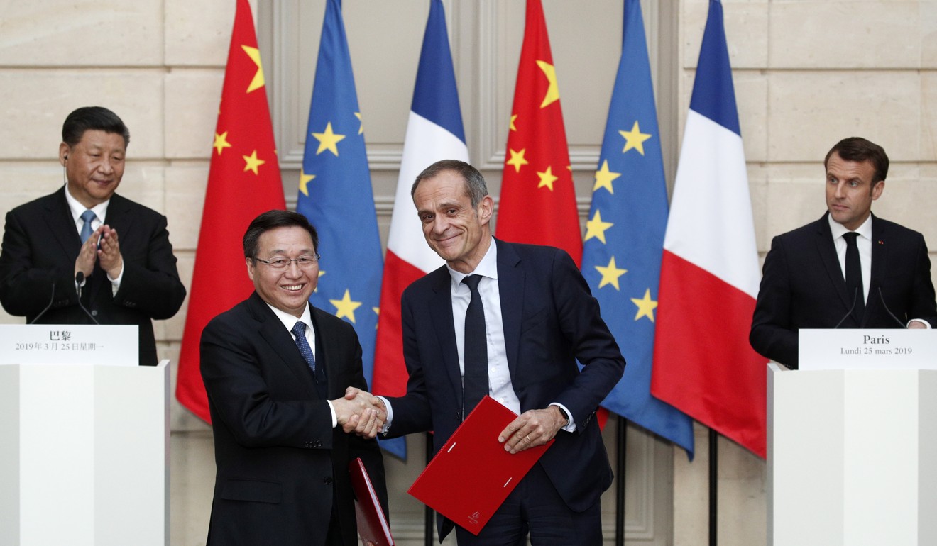 Xi Jinping (left) and Emmanuel Macron (right) watch on as Chen Siqing of Bank of China and Jean-Pascal Tricoire of Schneider Electric shake hands at a signing ceremony on Monday. Photo: EPA-EFE