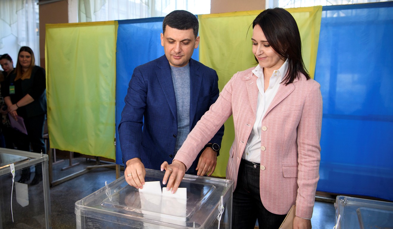 Ukrainian Prime Minister Volodymyr Groysman and his wife Olena cast their ballots at a polling station in Kiev, Ukraine. Photo: Reuters