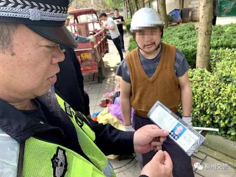 Motorcyclist Qin is rumbled by a police officer in Liuzhou city, Guangxi, for riding on a fake licence and it emerged he had been doing so for months. Photo: Liuzhou Traffic Police