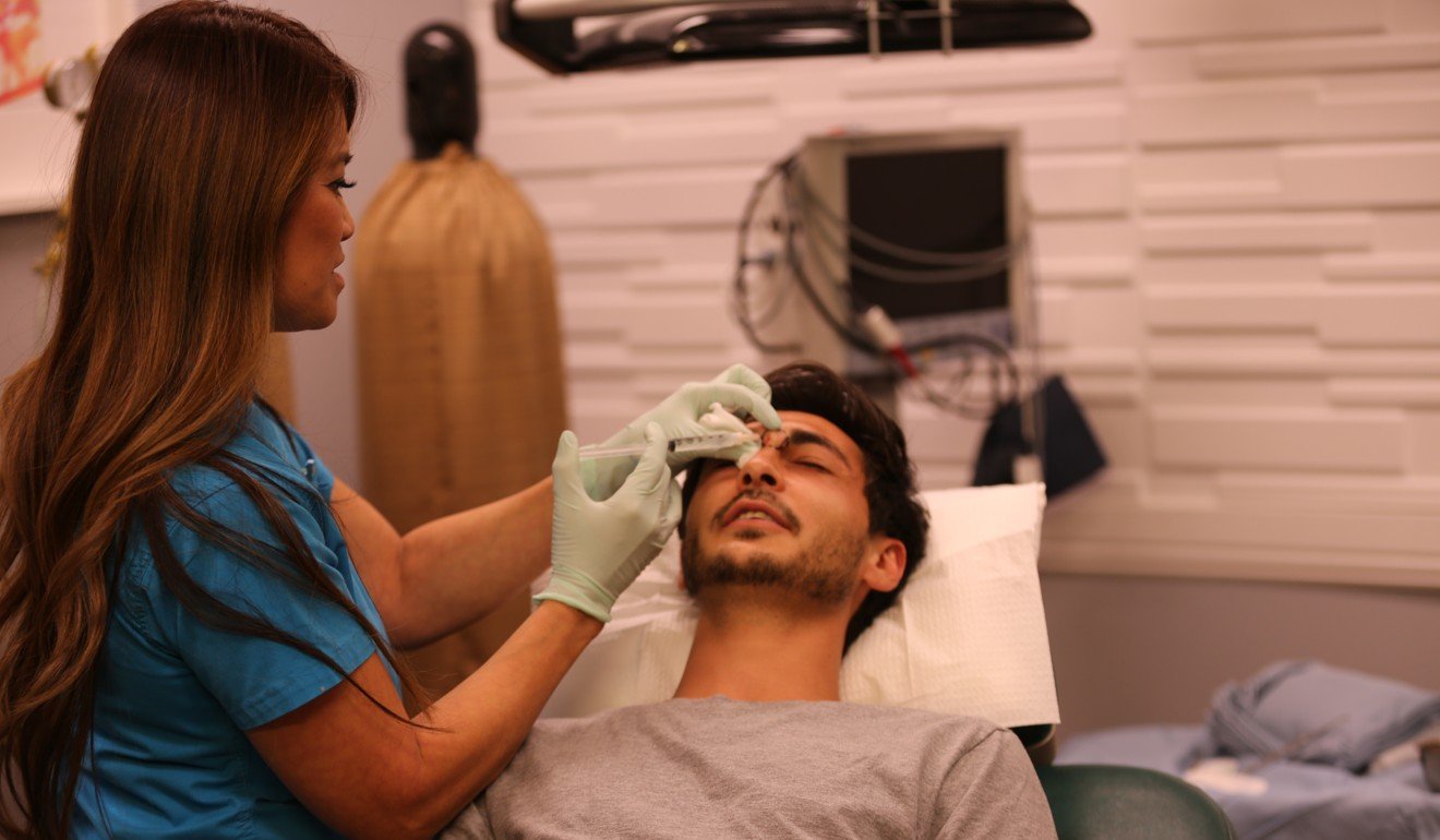 доктор прыщик 2021 год. доктор прыщик 2021 год. Pimple popper сериал кадры. доктор прыщик 2021 год. пупырышки единорог.