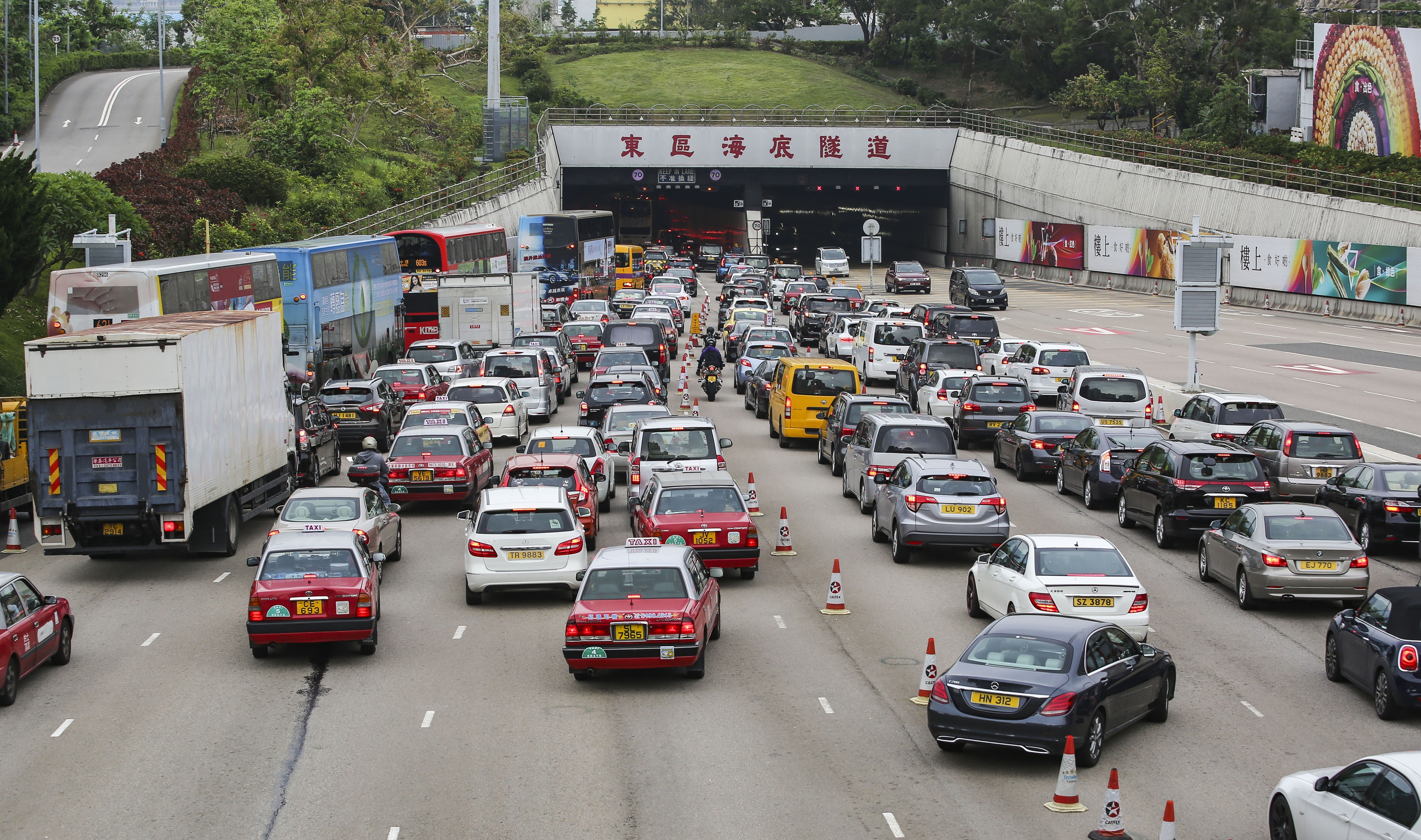 The roads leading to the Eastern Harbour Tunnel are choked with traffic around 8am. Congestion pricing has operated effectively in cities like Singapore and London but Hong Kong has failed to move forward. Photo: Edmond So
