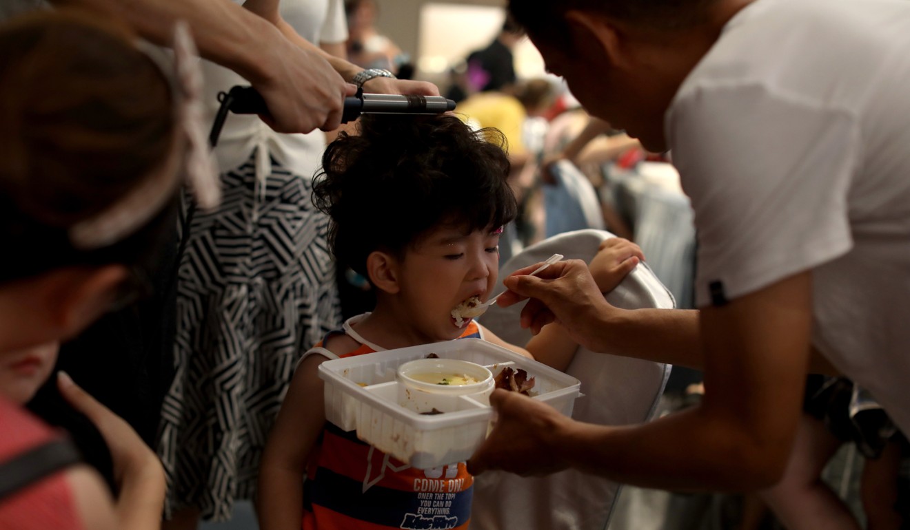 A young model tries to grab a bite to eat when he can. Photo: thepaper.cn