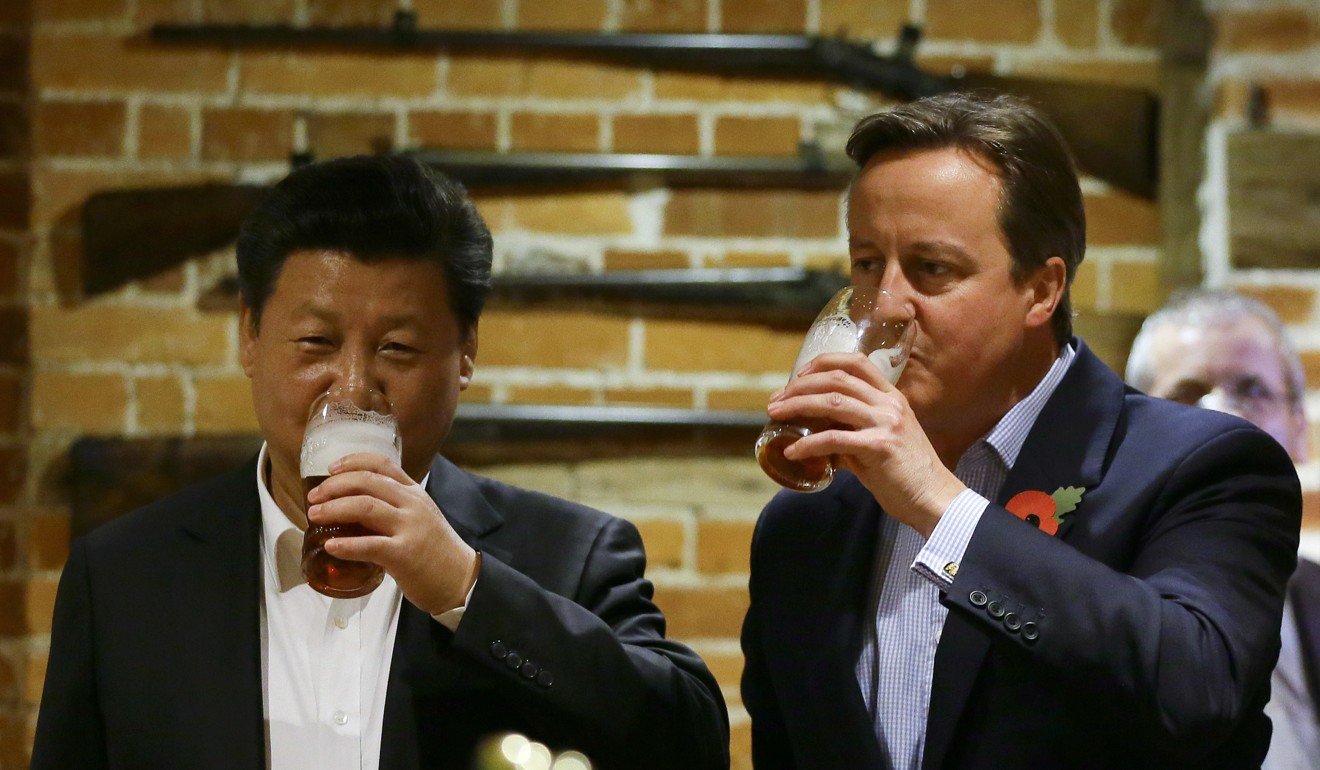 Then Prime Minister David Cameron drinks a pint of beer with China’s President Xi Jinping during a UK visit in 2015. File photo: AFP