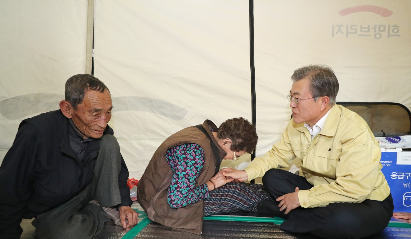 South Korean President Moon Jae-in (R) consoles residents at a shelter in Goseong. Photo: AP
