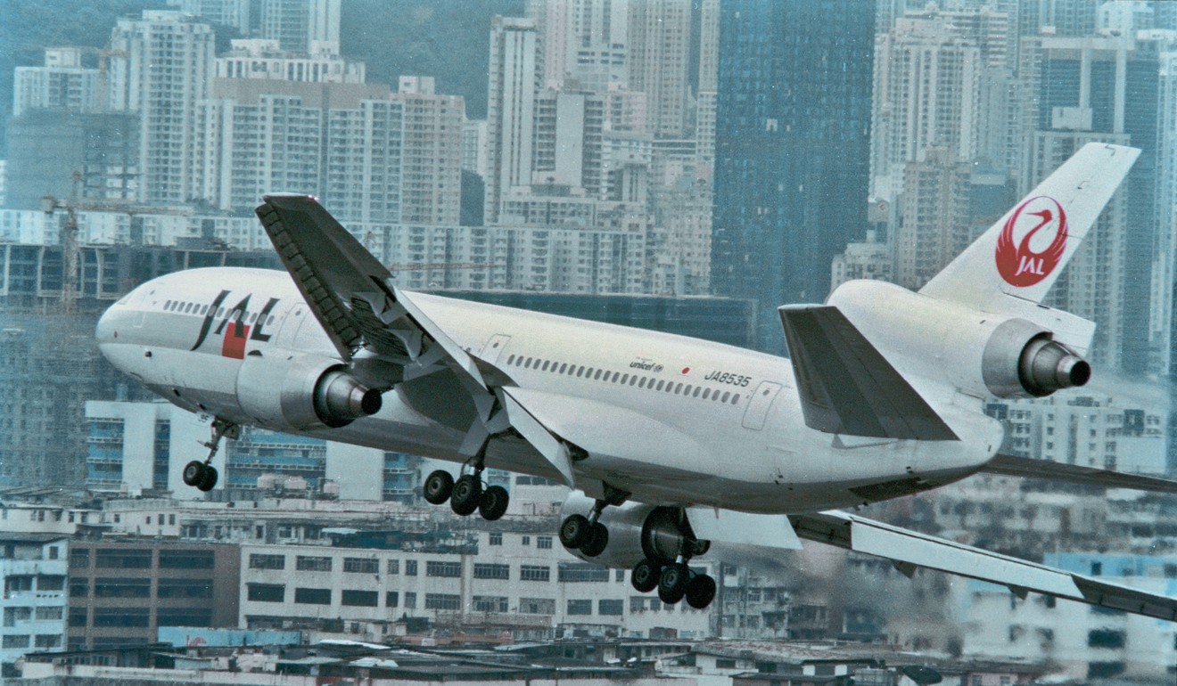 A Japan Airlines plane makes a sharp turn over densely populated Kowloon City to land at Kai Tak Airport. Photo: Birdy Chu