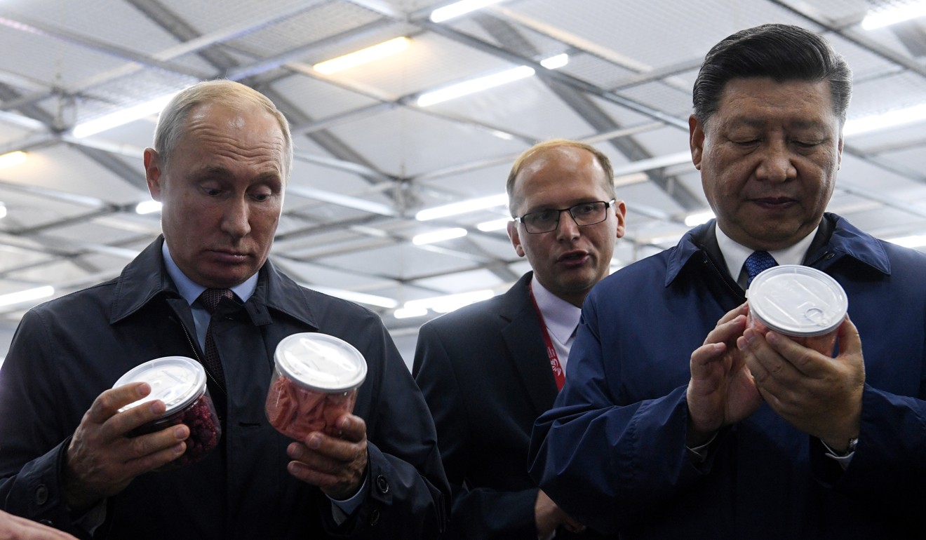 Russian President Vladimir Putin and his Chinese counterpart Xi Jinping inspect freeze-dried fruit and vegetables while visiting a start-up pavilion at the Far East Street exhibition on the sidelines of the Eastern Economic Forum in Vladivostok on September 11, 2018. Photo: AFP