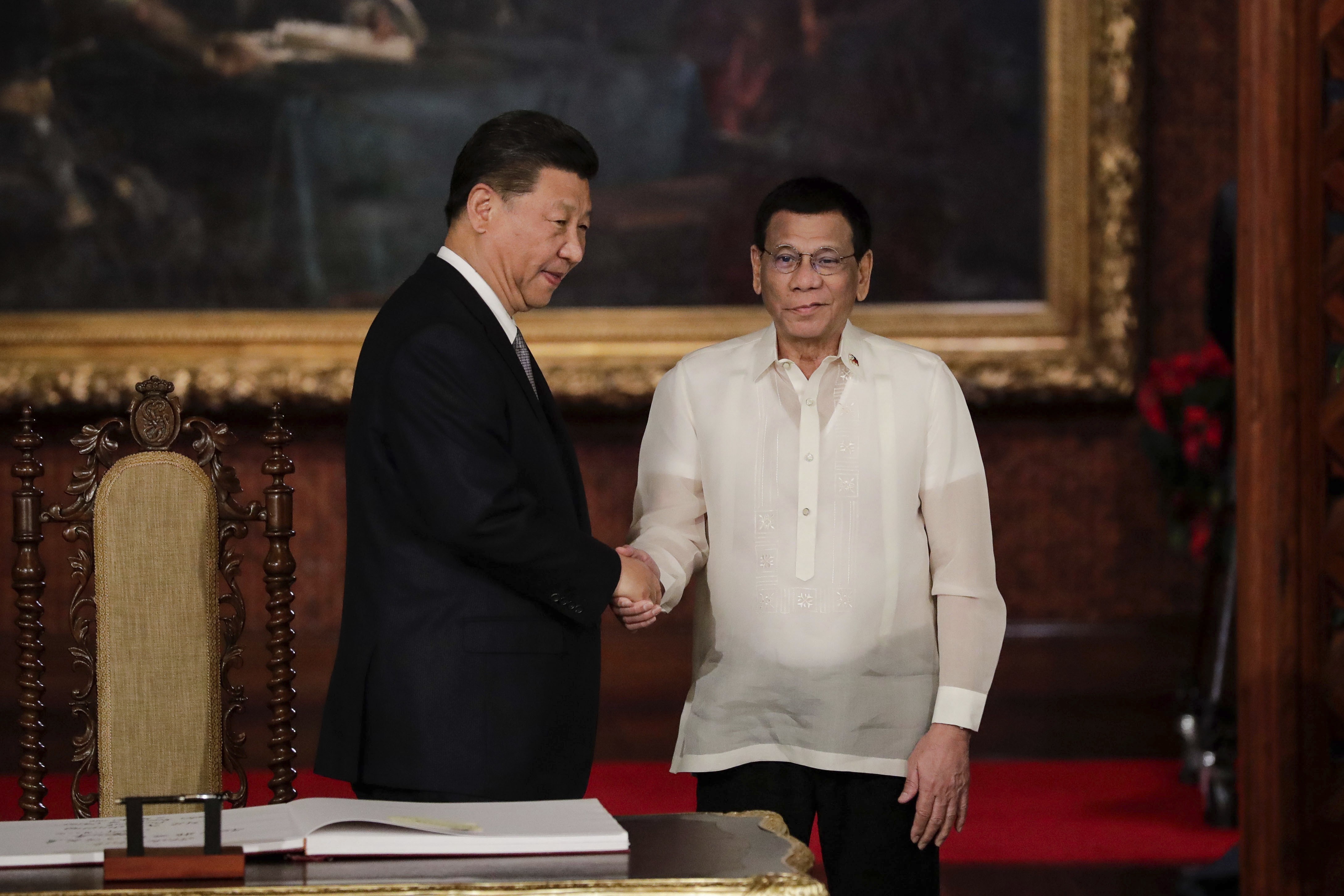 Chinese President Xi Jinping (left) shakes hands with Philippine President Rodrigo Duterte at Malacanang Palace in Manila, Philippines, on November 20, 2018. Xi’s two-day state visit was the first by a Chinese leader in 13 years. Photo: AP