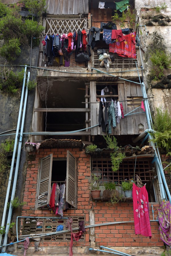 Clothes hang out to dry at the residential complex known as the White Building in Phnom Penh before its demolition. Photo: AFP