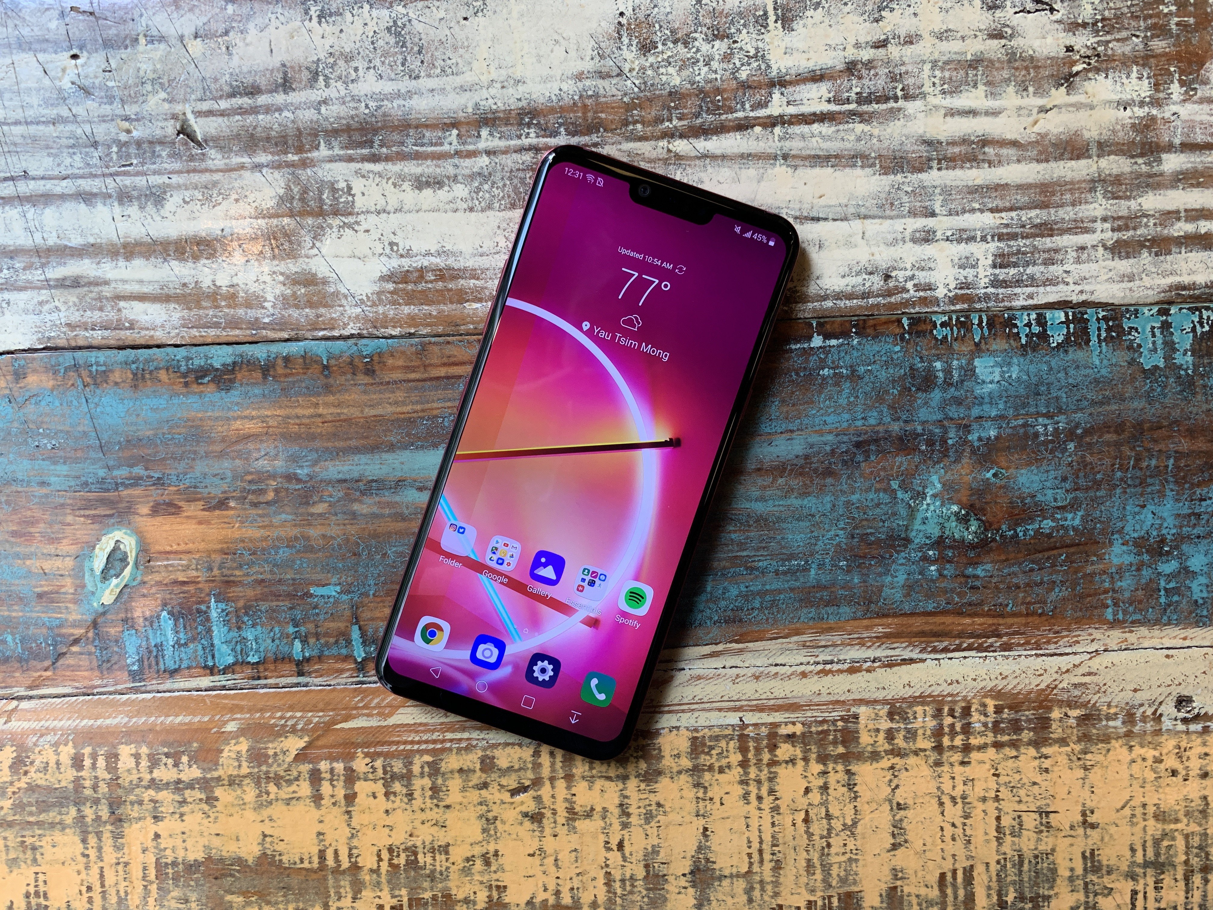 The LG G8 has a 6.1-inch OLED display, with all four sides of the display panel subtly curving towards the aluminium chassis. Photo: Ben Sin