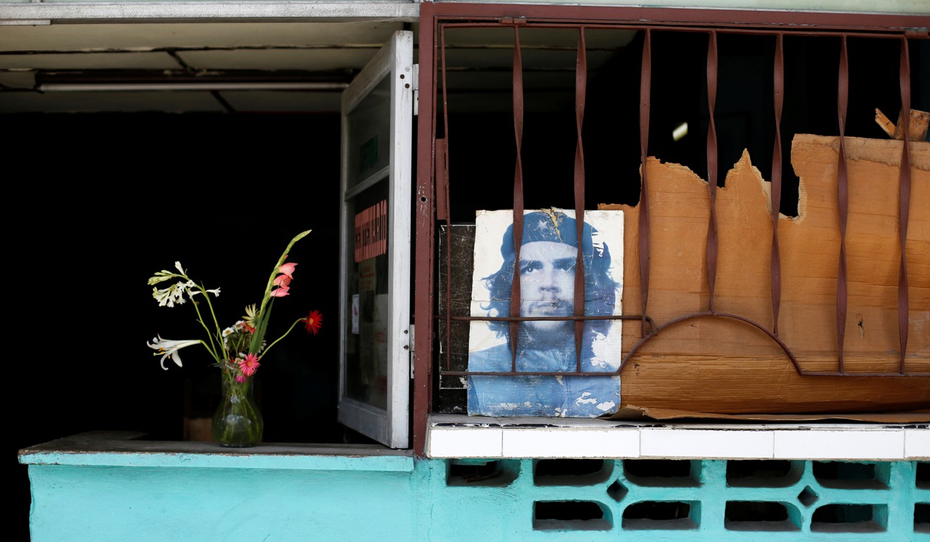 A photograph of late rebel hero Ernesto “Che” Guevara is seen in the window of place formerly used as a canteen for the elderly, in Havana, Cuba, on Friday. Photo: Reuters