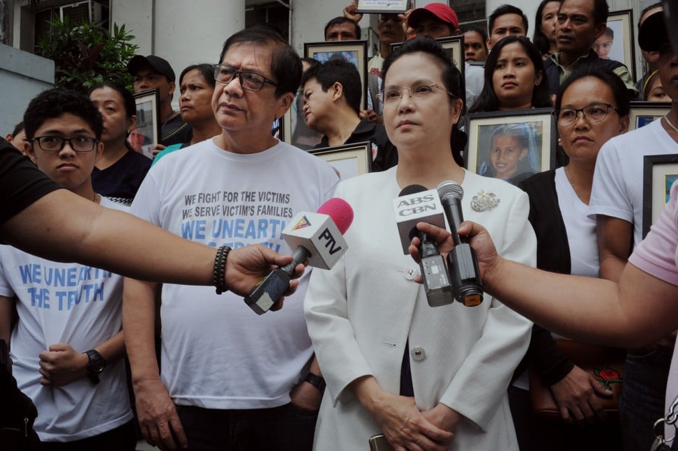 Persida Rueda-Acosta (right), of the Public Attorney’s Office, and activist Francis Cruz with the families of alleged Dengvaxia victims at the Department of Justice building in Manila in September. Photo: Agnes Dherbeys