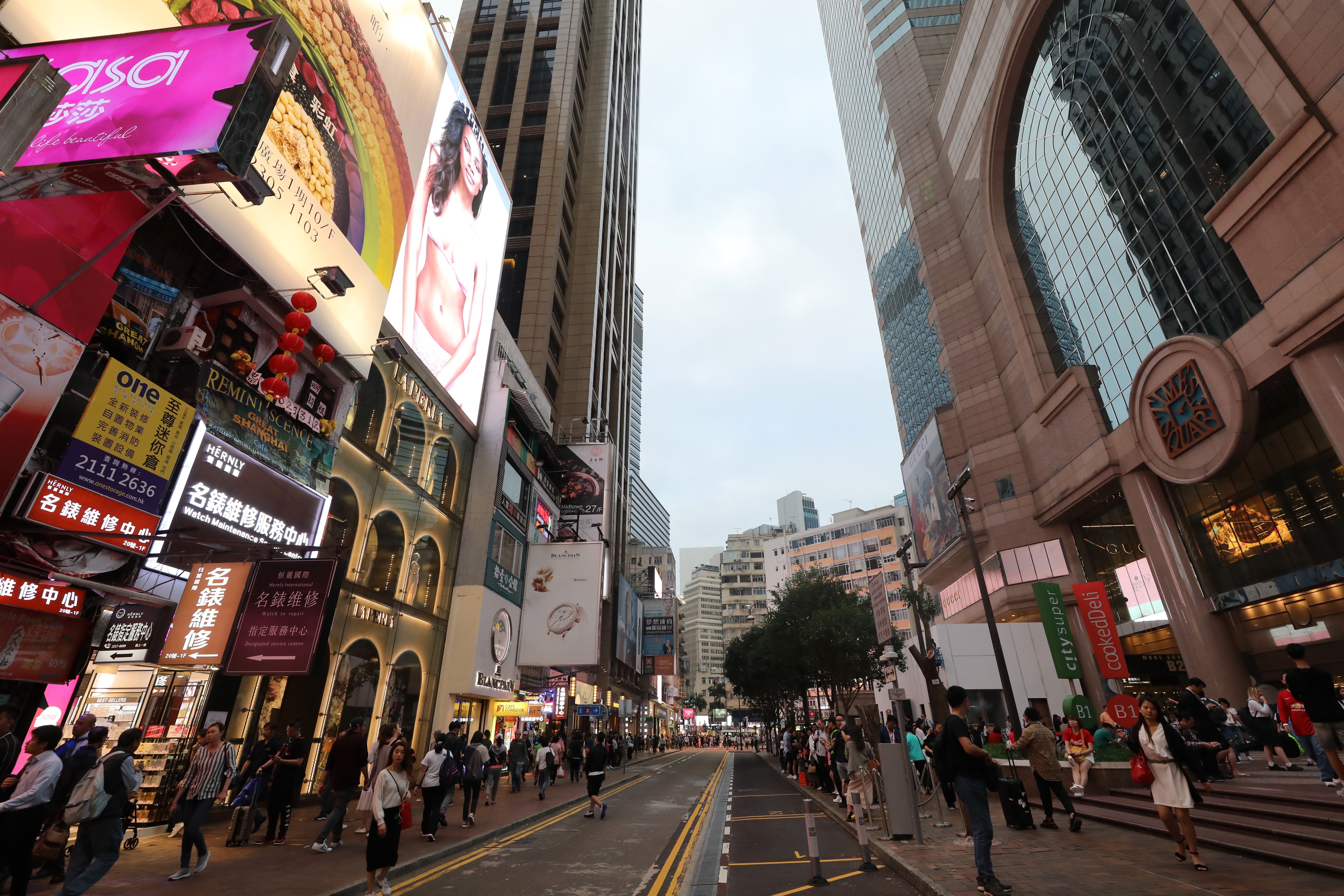 Hong Kong’s retail market peaked in 2013 to 2014 and entered into a downturn in 2015 lasting two years. Some of the highest retail rents in the city during the peak were at Russell Street in Causeway Bay. Photo: Dickson Lee