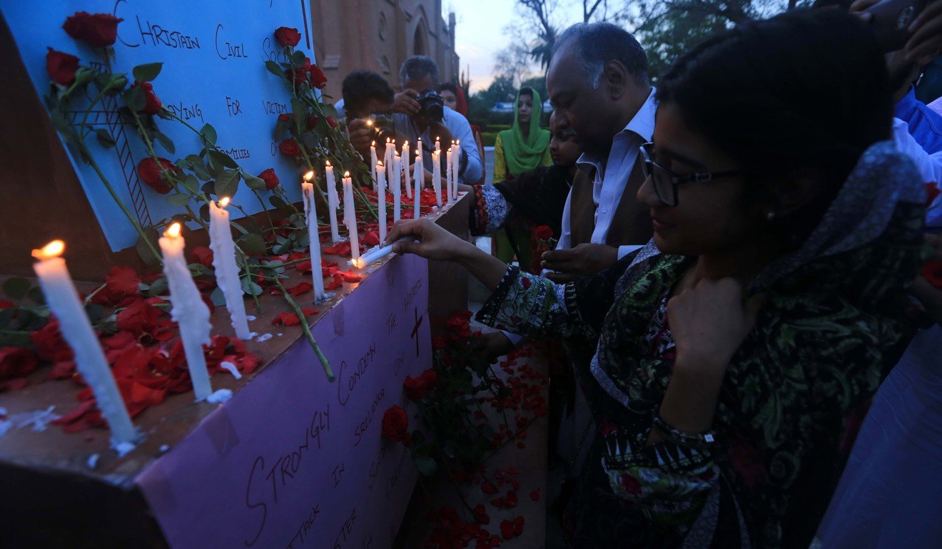 People light candles as they condemn the deadly bomb blasts in Sri Lanka. Photo: EPA