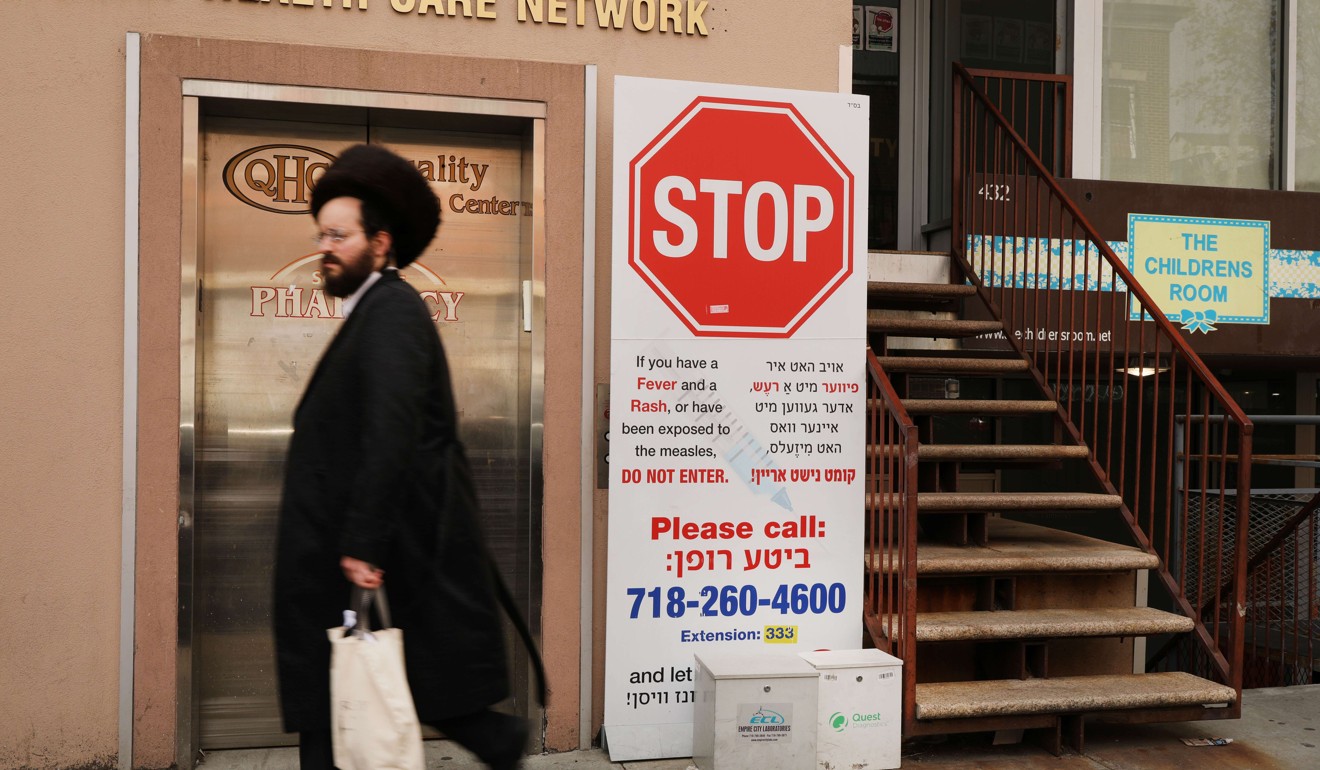 A sign warns people of measles in the ultra-Orthodox Jewish community in Williamsburg, in New York City. Photo: AFP