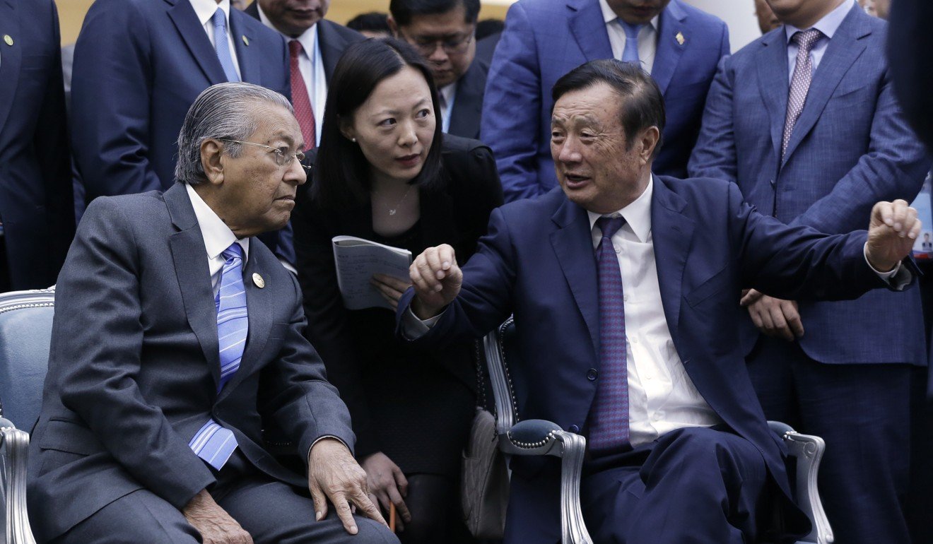 Huawei founder and CEO Ren Zhengfei (right) explains the 5G network system to Malaysian Prime Minister Mahathir Mohamad. Photo: AP