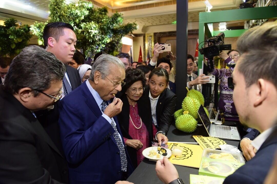 Prime Minister Mahathir Mohamad and his wife (R) at the Malaysian Durian Festival in Beijing. Photo: PLS Plantations Berhad