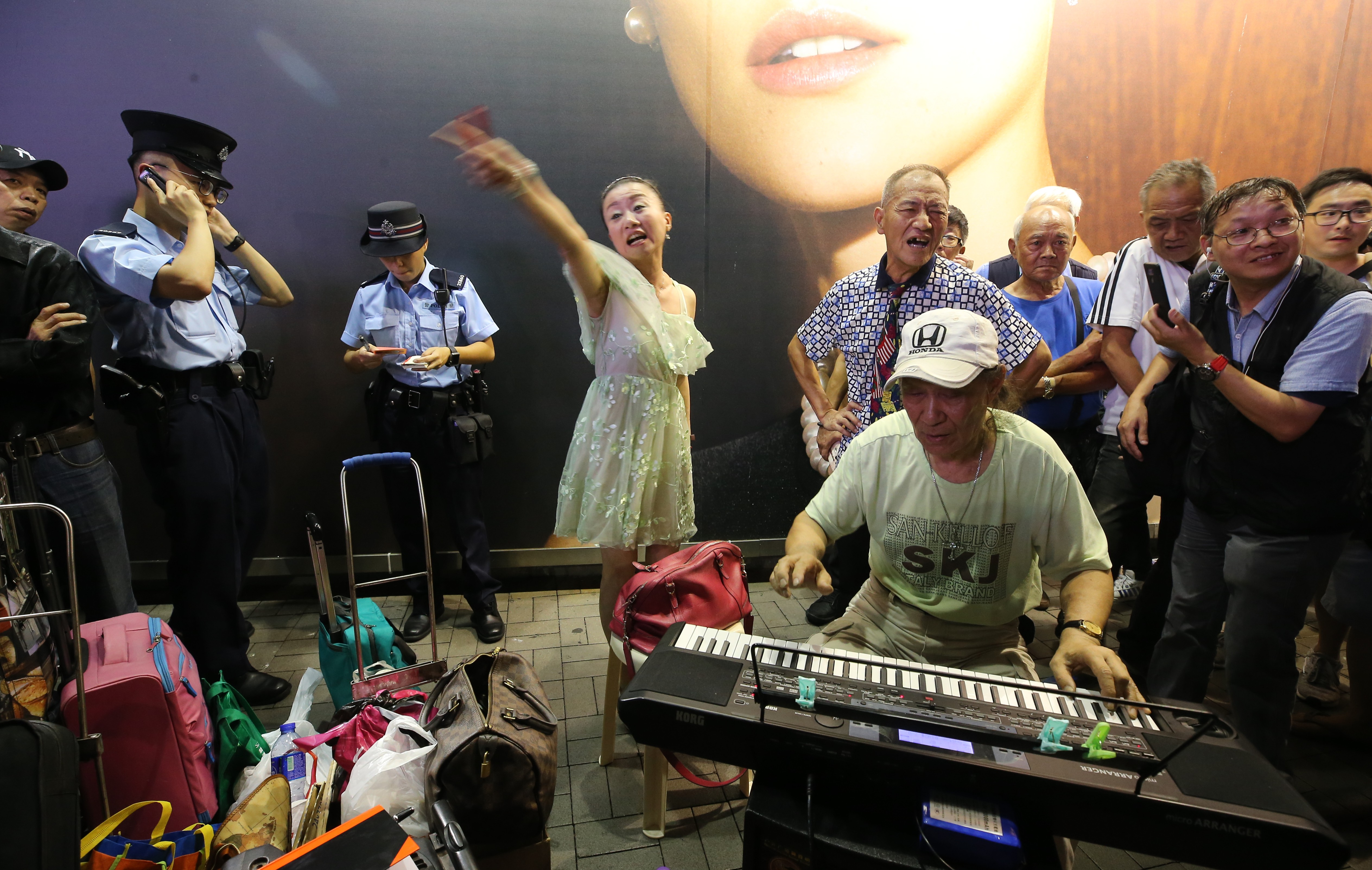 Street performers sing at the Tsim Sha Tsui Promenade. Photo: Dickson Lee