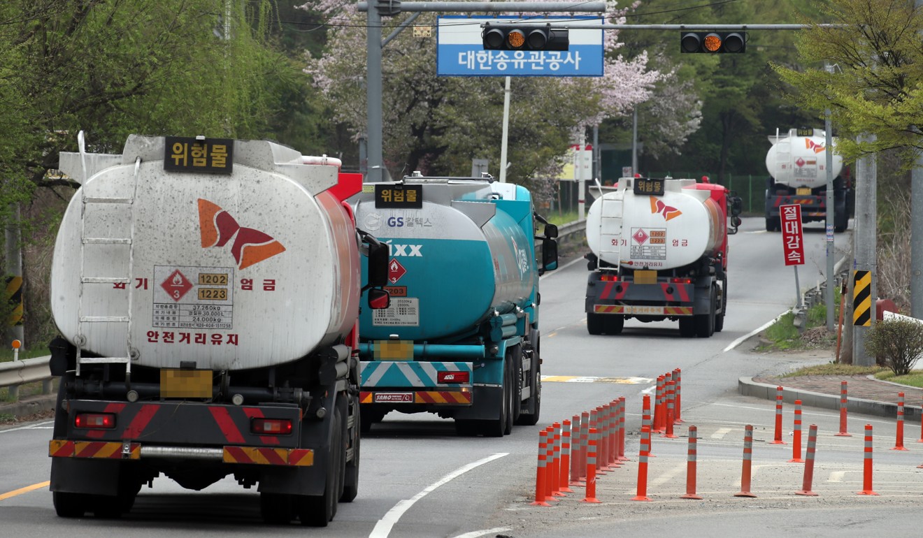 South Korean tankers enter Daehan Oil Pipeline Corp in Seongnam, south of Seoul, on April 23, one day after the United States decided not to extend temporary sanctions waivers on Iranian oil imports that were granted to eight countries, including South Korea. Photo: EPA-EFE / Yonhap
