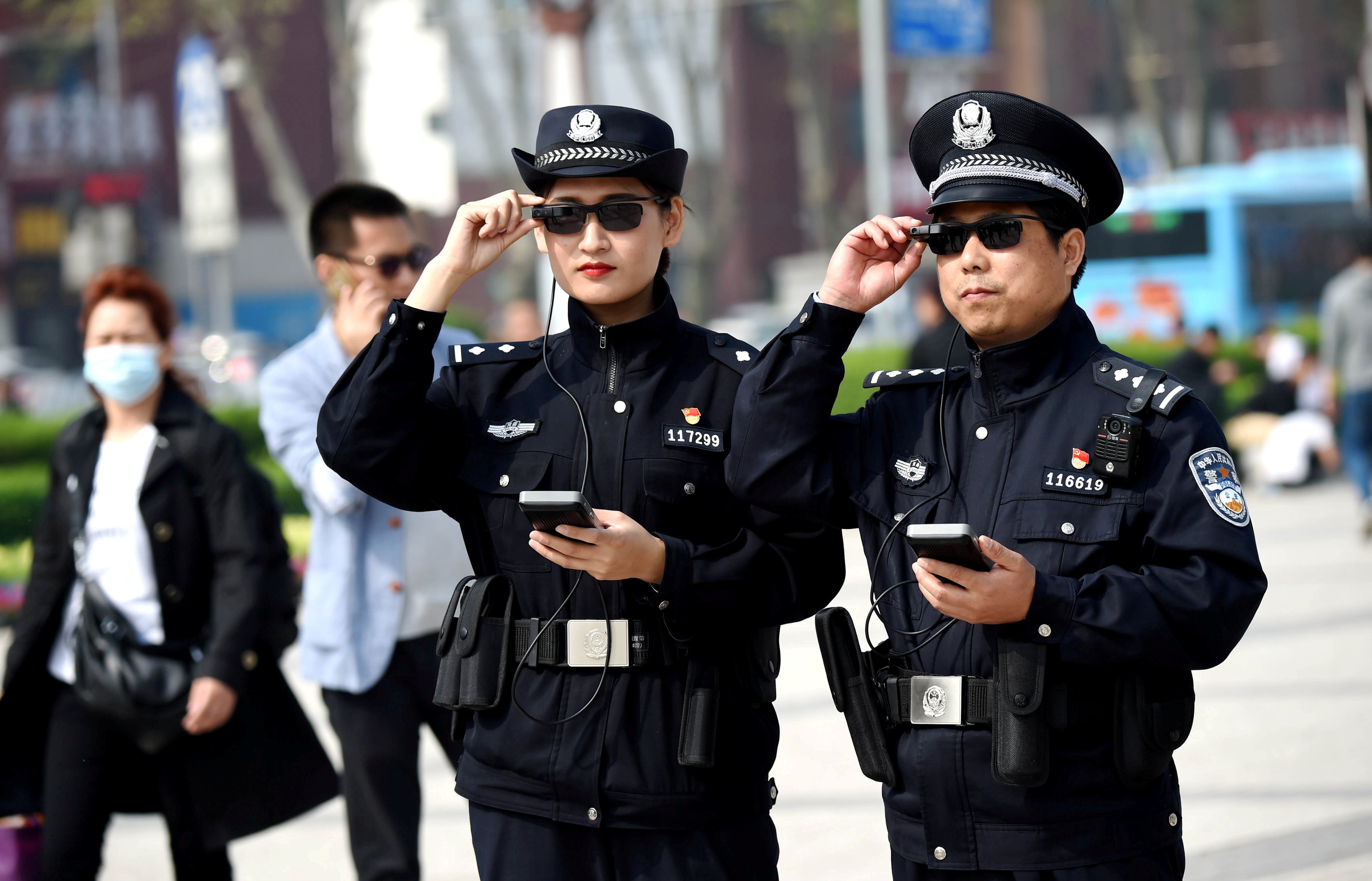 Police officers display their artificial intelligence-powered smart glasses in Luoyang, a city in central China’s Henan province, on April 3, 2018. Photo: Reuters