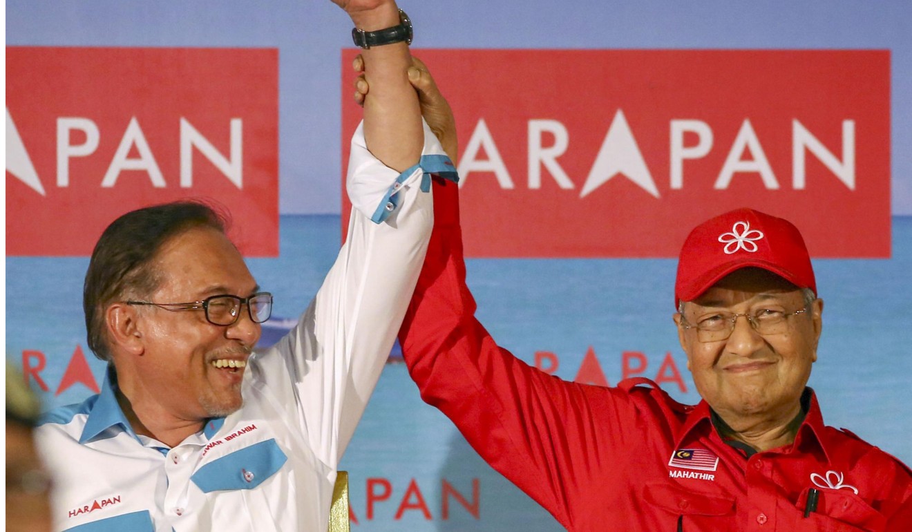 Mahathir Mohamad with prime-minister-in-waiting Anwar Ibrahim (L). Photo: Kyodo
