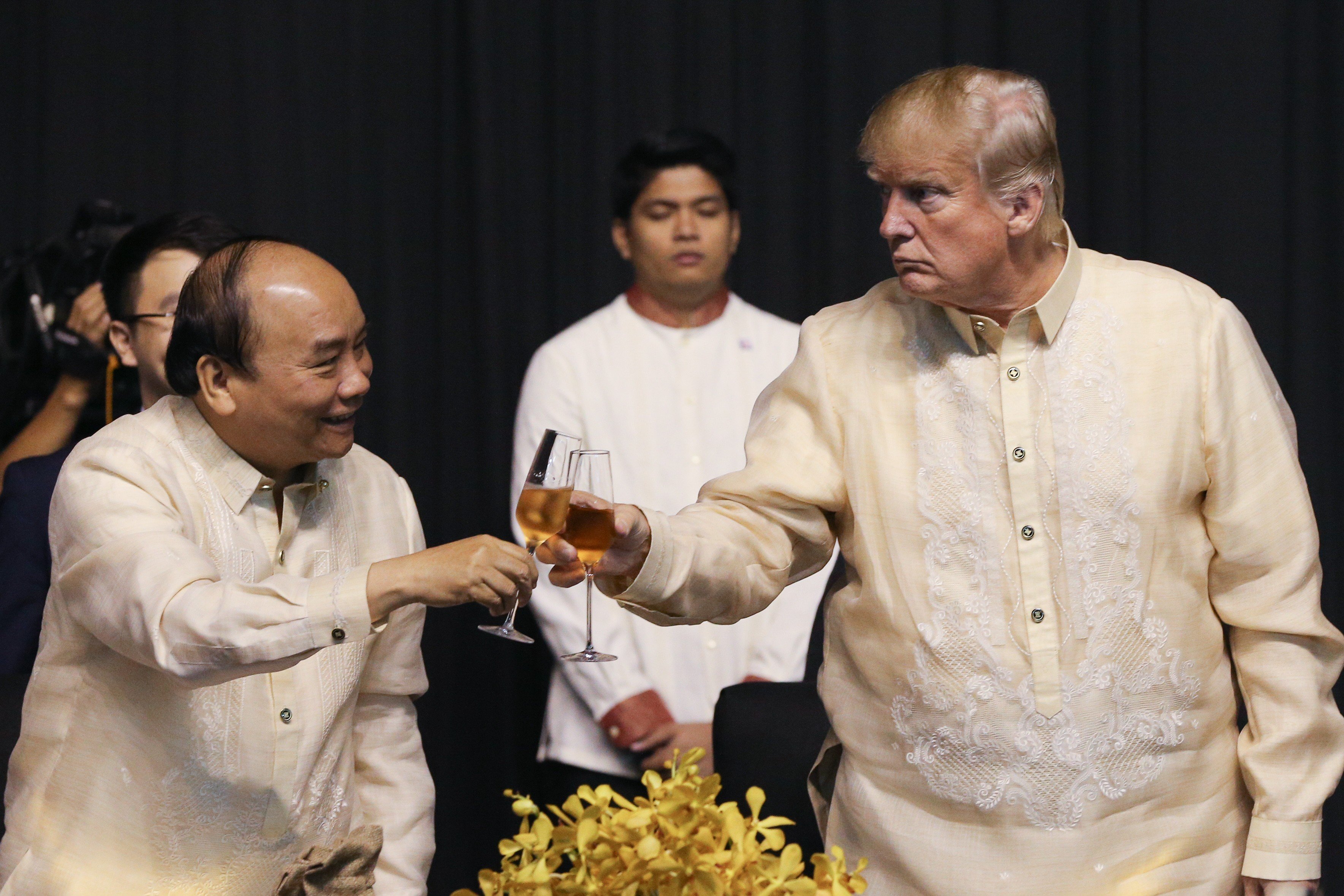 Vietnam's Prime Minister Nguyen Xuan Phuc toasts with US President Donald Trump in Manila. Photo: AFP