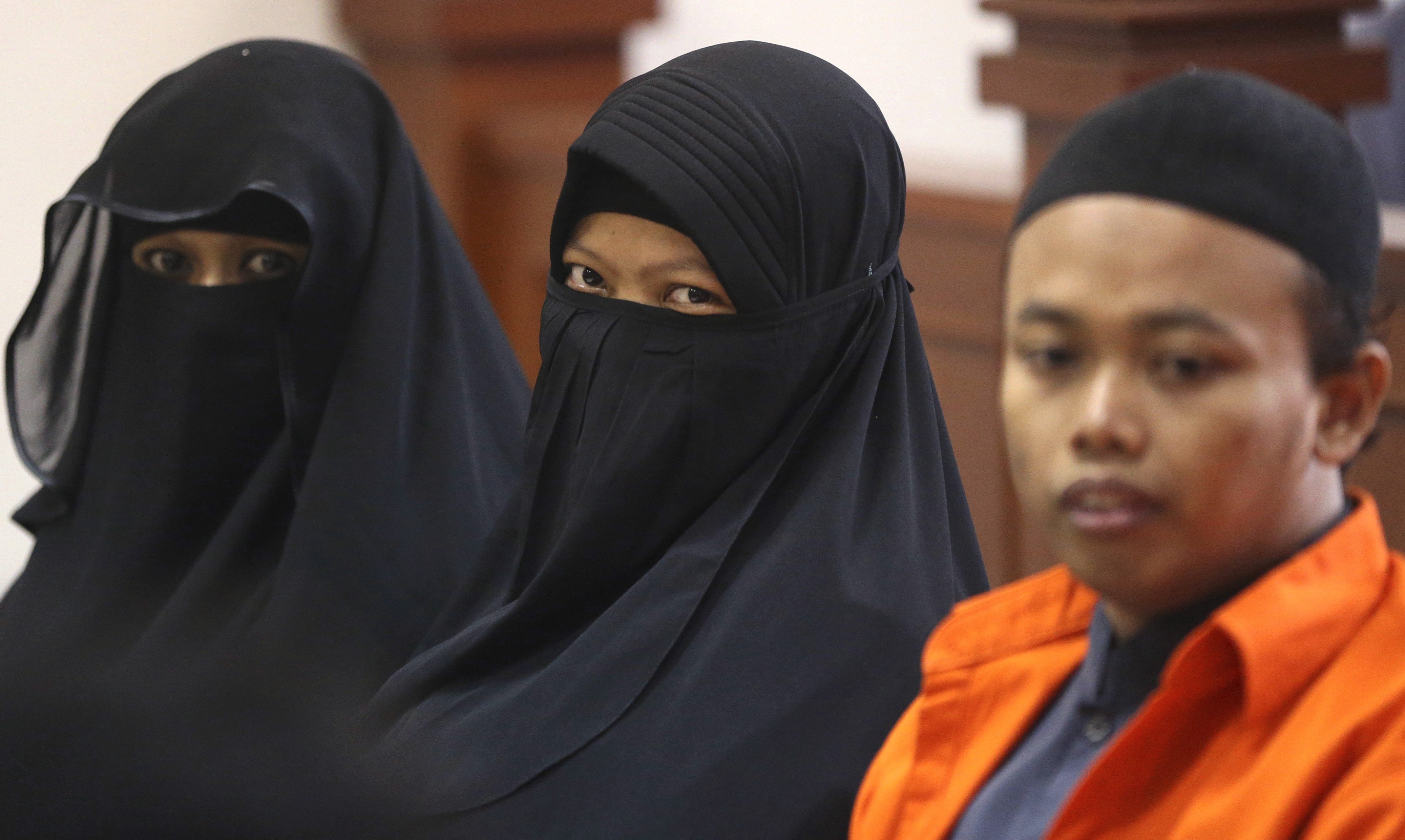 Indonesian militant Dian Yulia Novi is flanked by her husband Nur Solihin and her recruiter Tutin as face court in Jakarta in 2017. Photo: AP