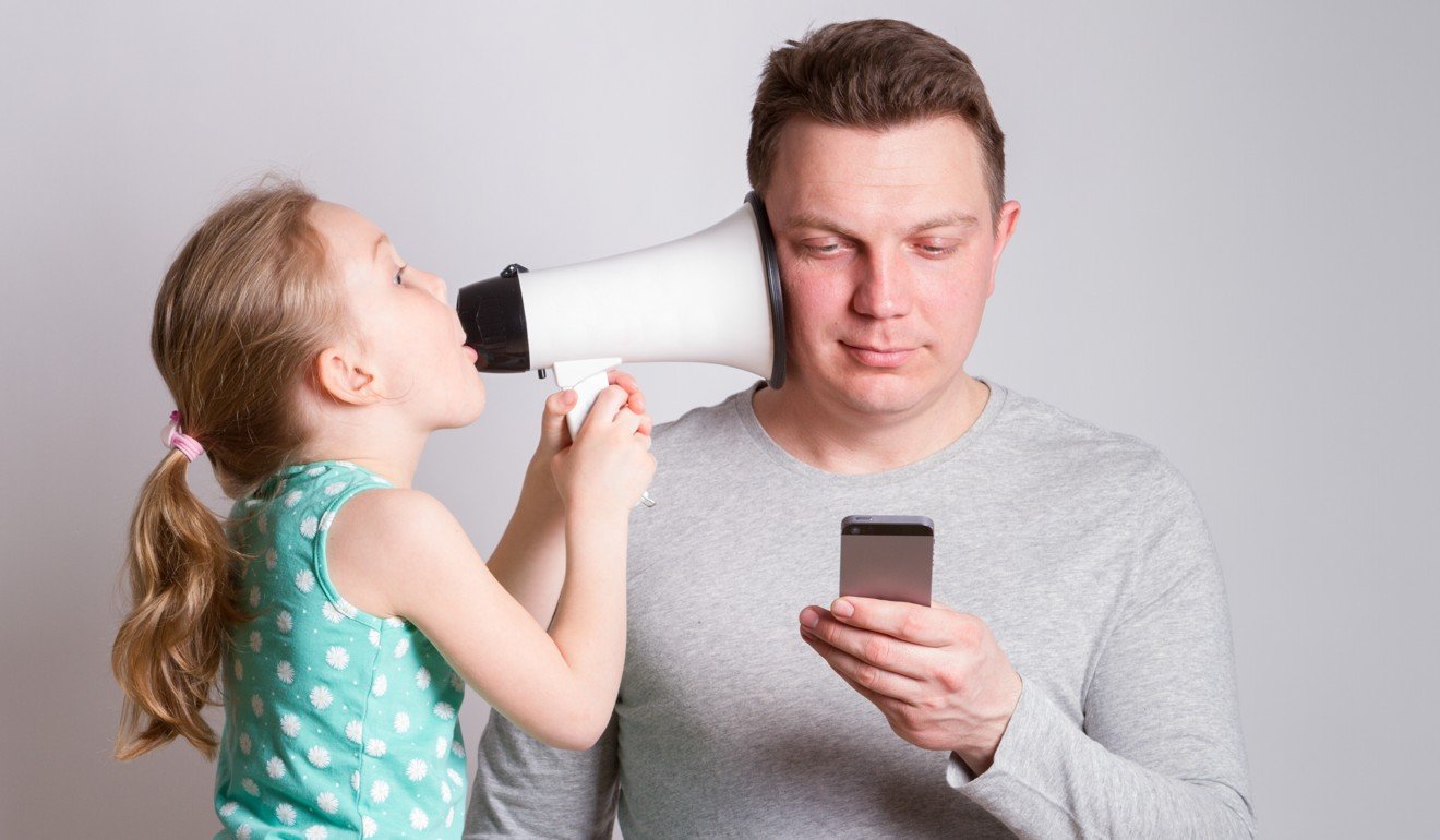 T parents. Дети зависят от родителей. Гаджетомания фото взрослый. Parents over Shoulder. Фото ПОДРОСТС гаджетоманией в квартире.