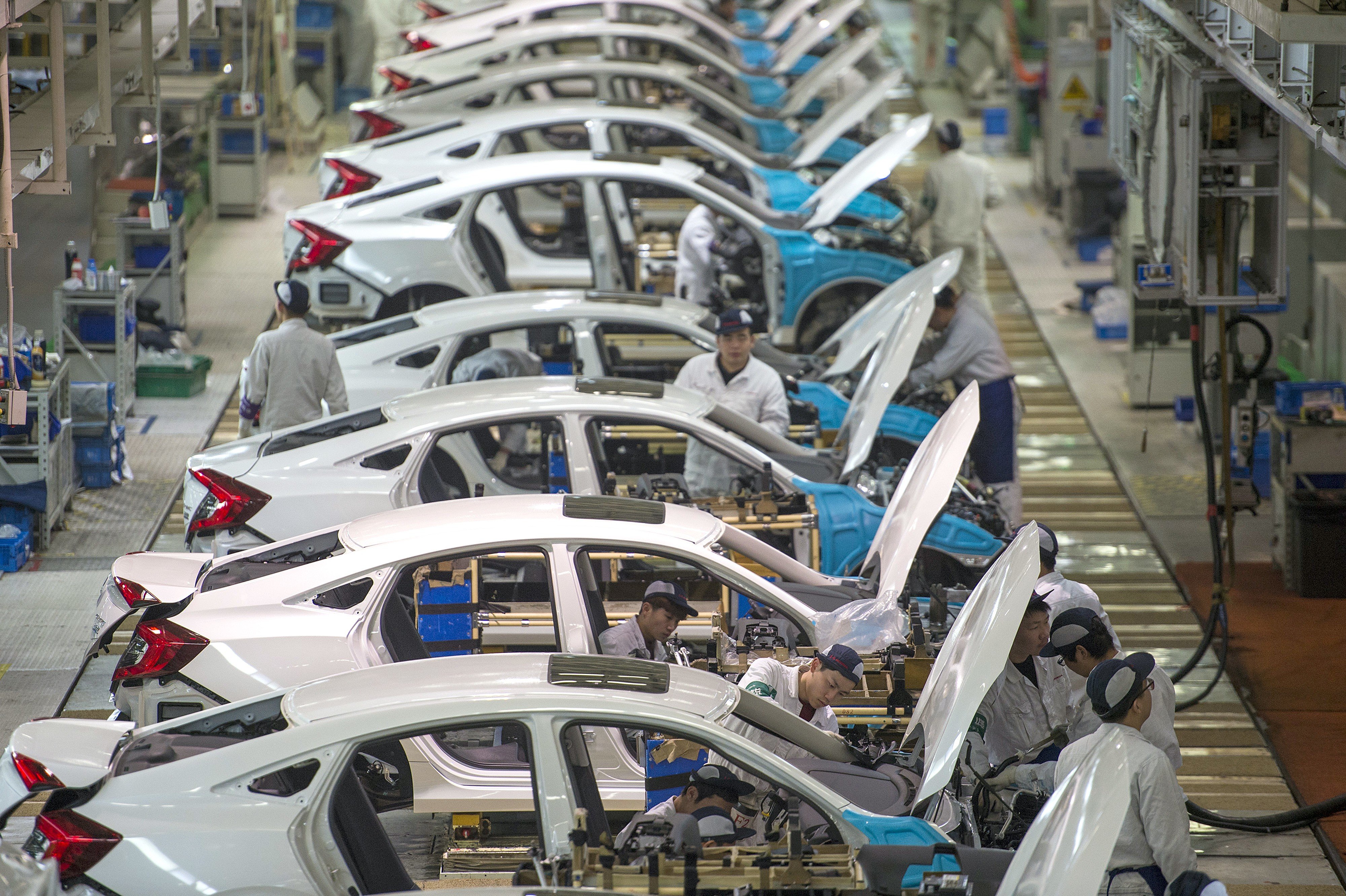 Workers assemble Honda Civics on an assembly line at a Dongfeng Honda automotive plant in Wuhan in central China's Hubei province. Photo: AP