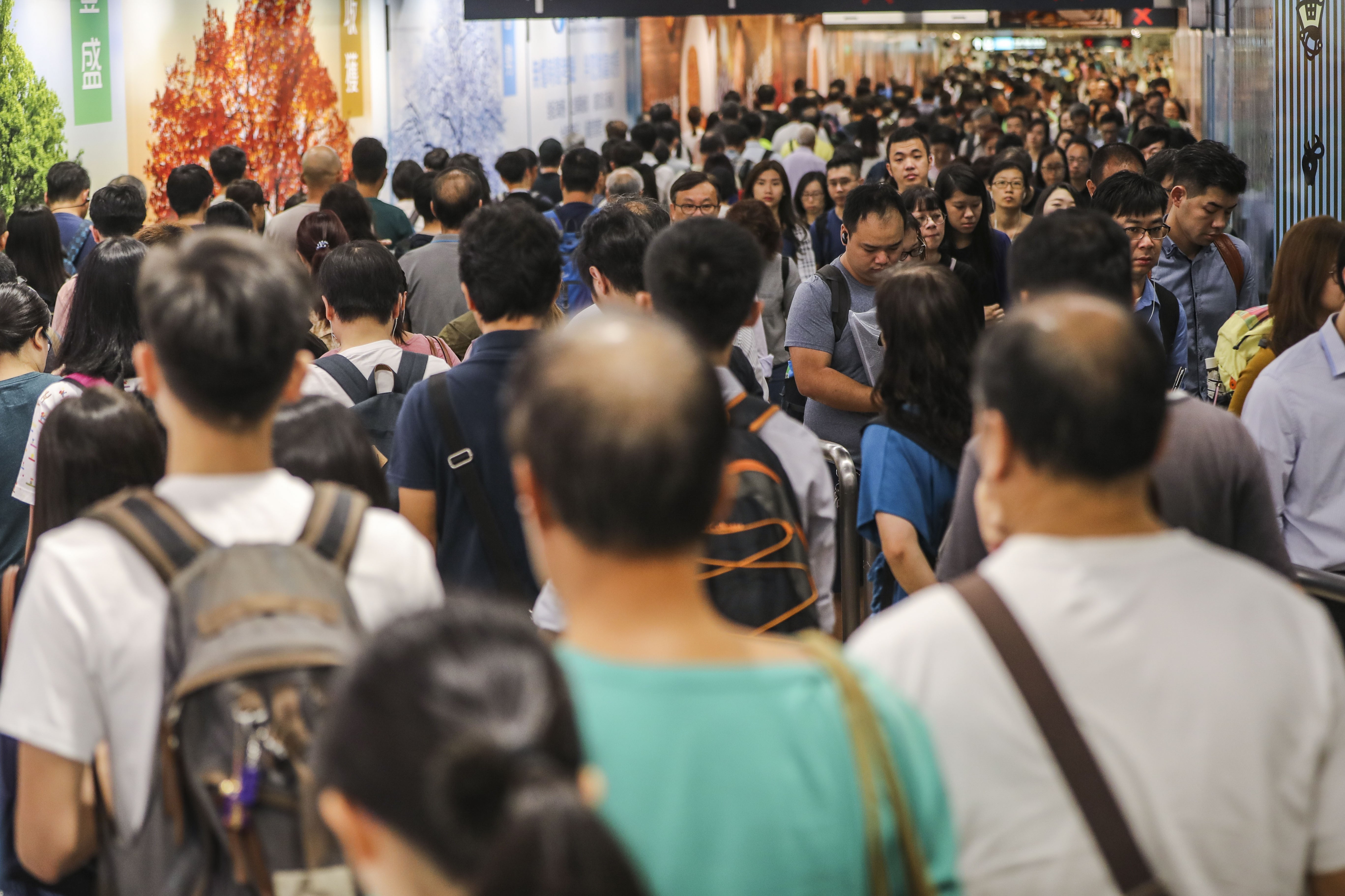 Commuter chaos at Kowloon Tong MTR station the day after Typhoon Mangkhut hit Hong Kong. Photo: Edward Wong