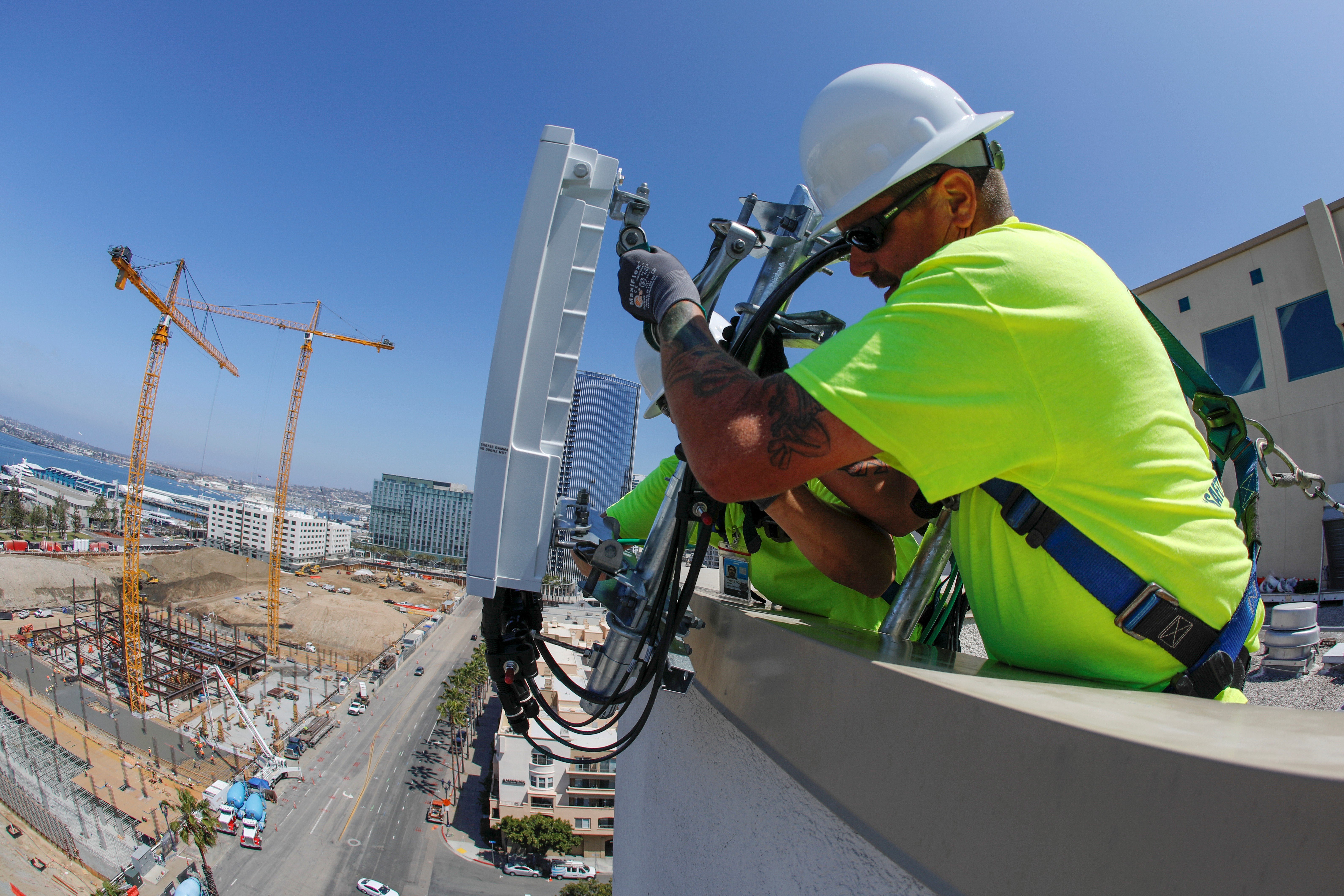 Workers install a new base station for US telecommunications operator AT&T's 5G mobile network in downtown San Diego, California, on April 23. Photo: Reuters