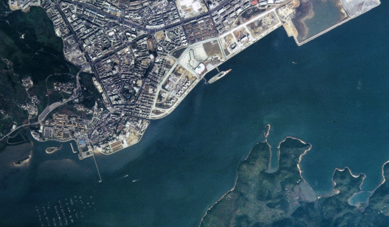A satellite photo of the border between Shenzhen and Hong Kong’s Sha Tau Kok, taken in 2004. Photo: SCMP