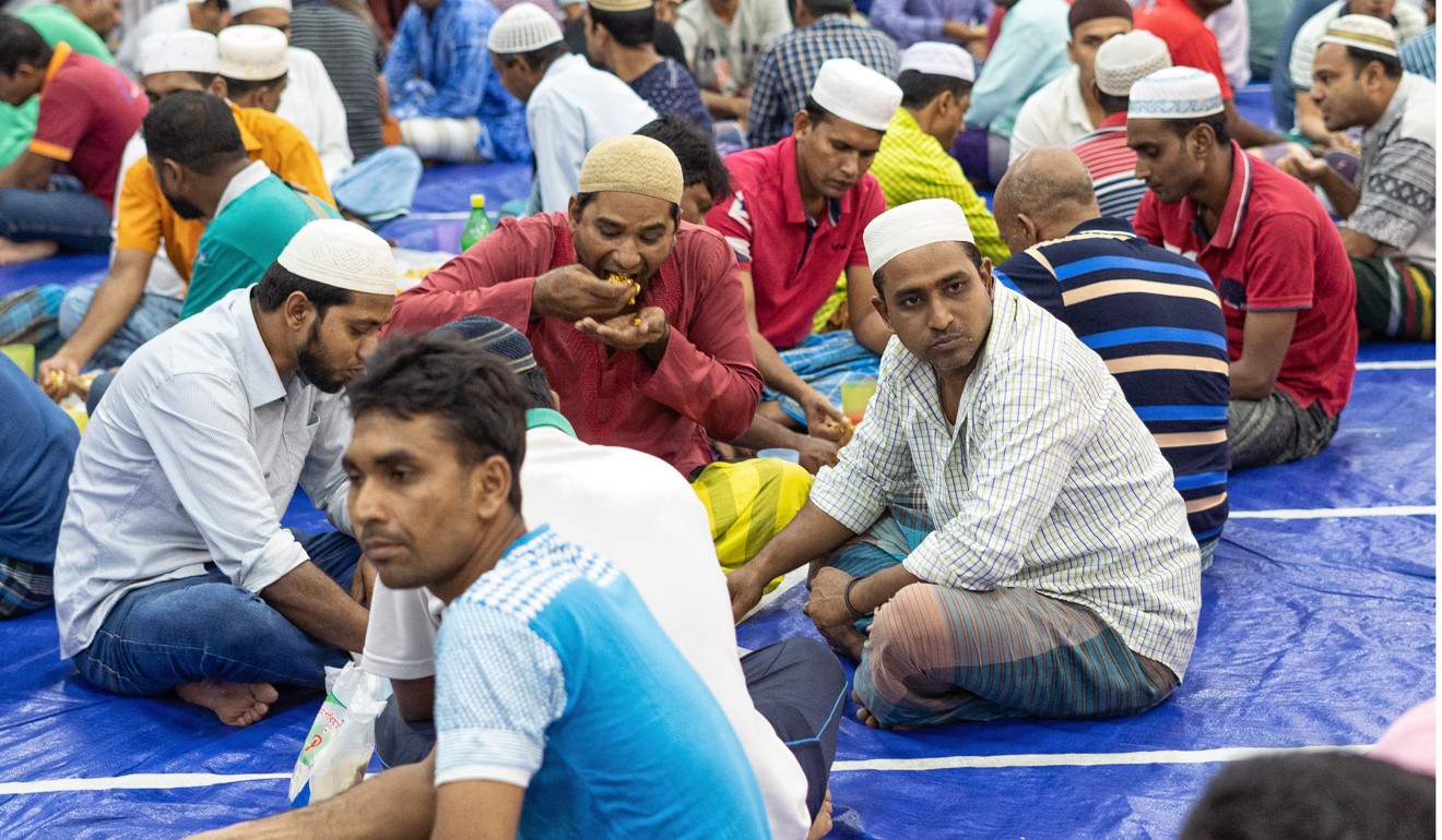 Nurul Islam (right) breaks fast with other Muslim migrant workers. Photo: Zakaria Zainal