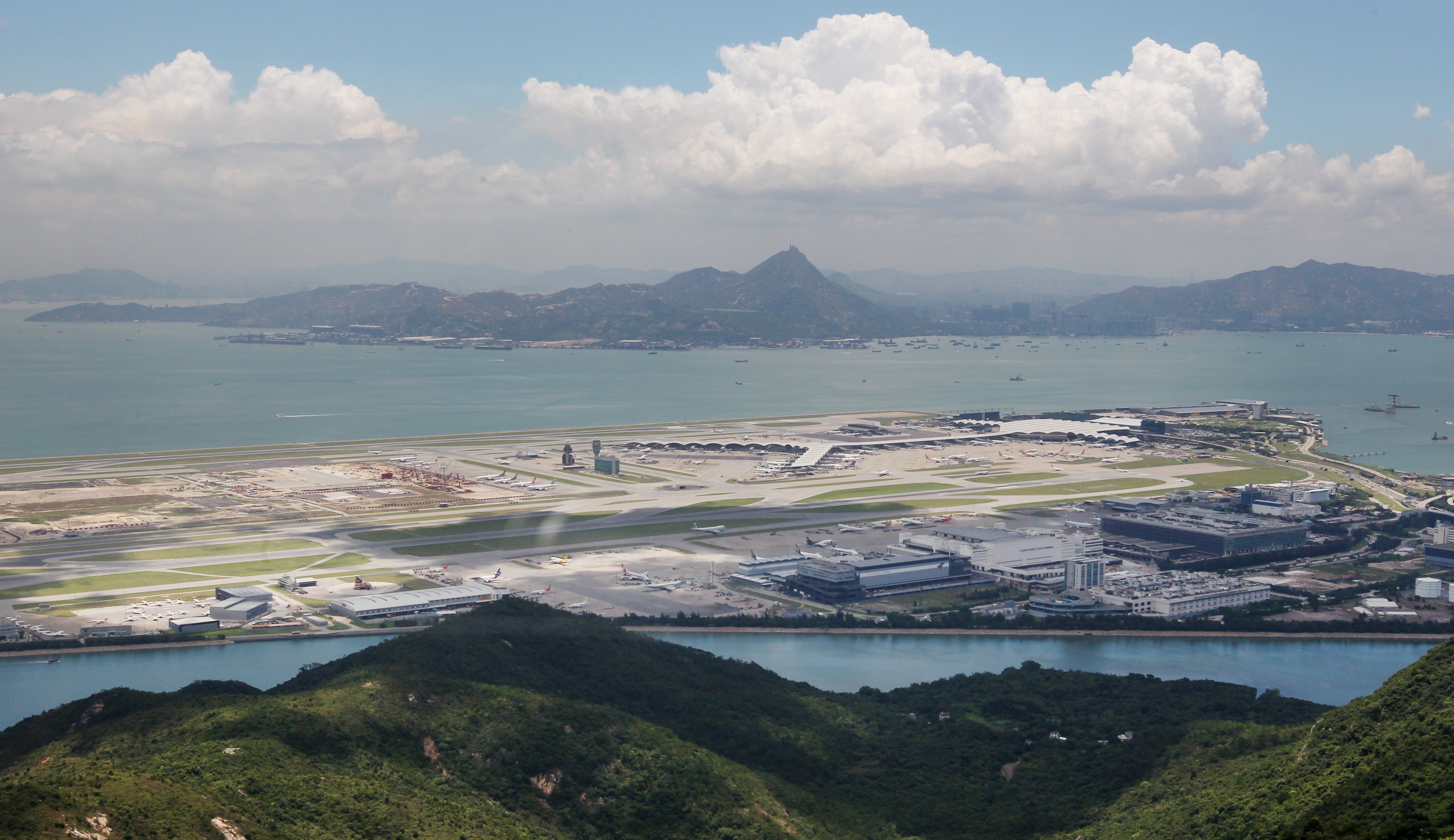 The runway and apron at Hong Kong International Airport in 2012. Photo: Nora Tam
