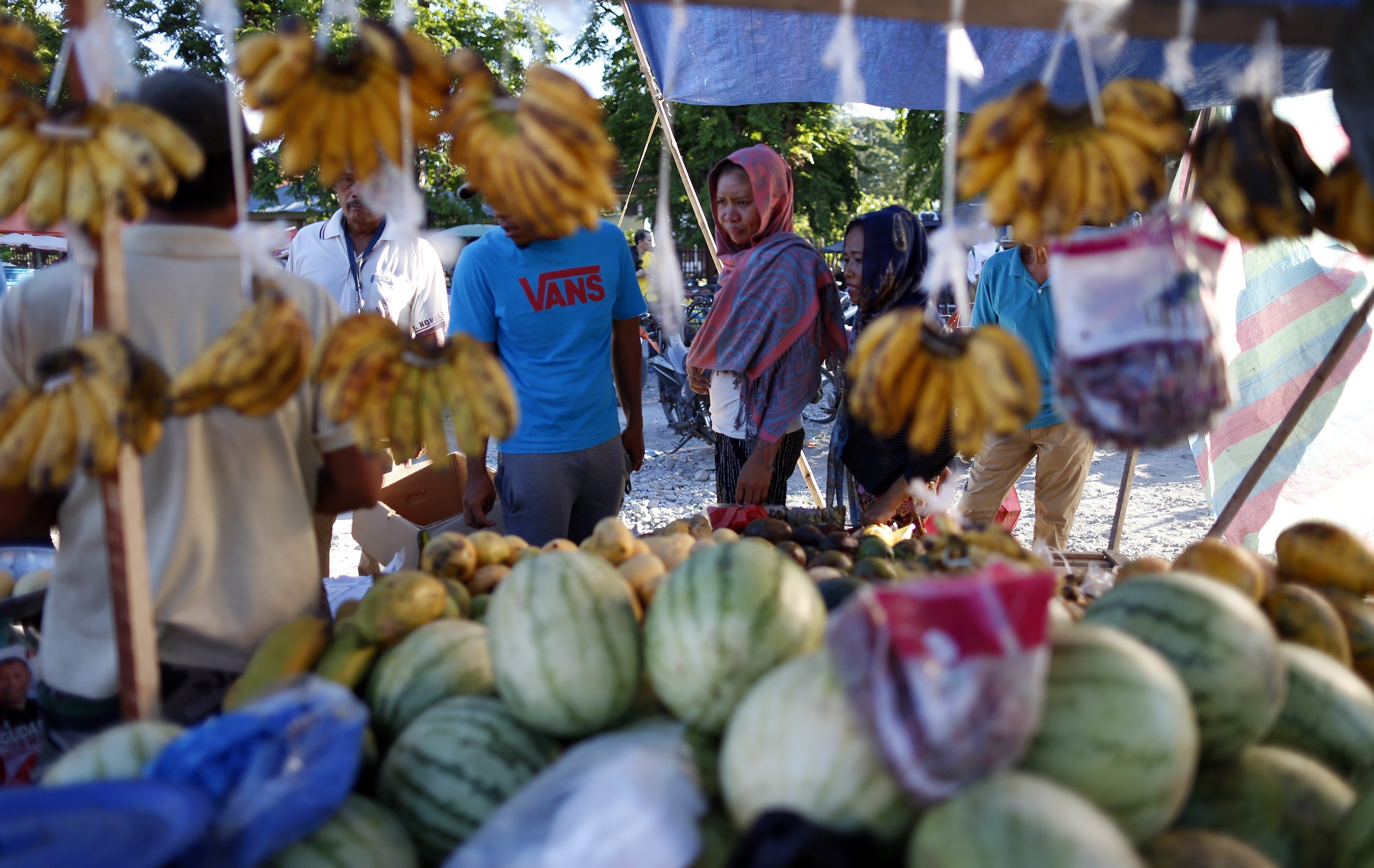 Filipino Muslims in the southern Philippines buy fruit for iftar at the end of their day-long fast. Photo: Jeoffrey Maitem
