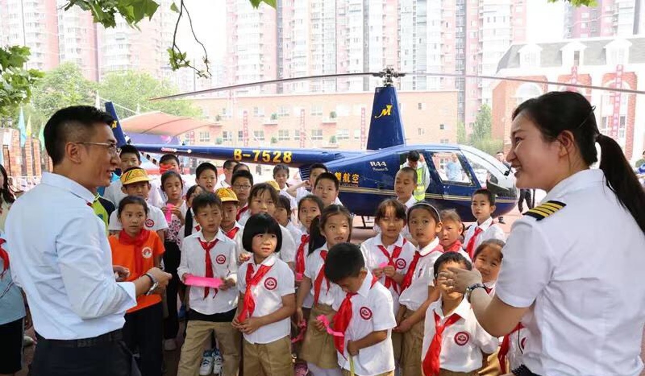 The children were able to enjoy a close-up view of the helicopter. Photo: qq