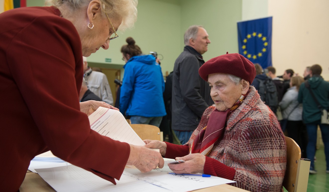 A woman registers at a polling station in Vilnius. Photo: Xinhua