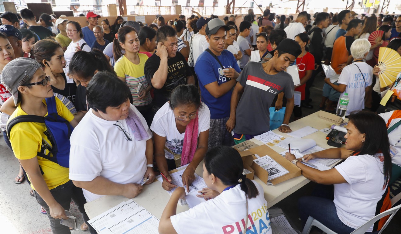 Filipinos queue to vote in the midterm elections in Quezon City, east of Manila. Photo: EPA