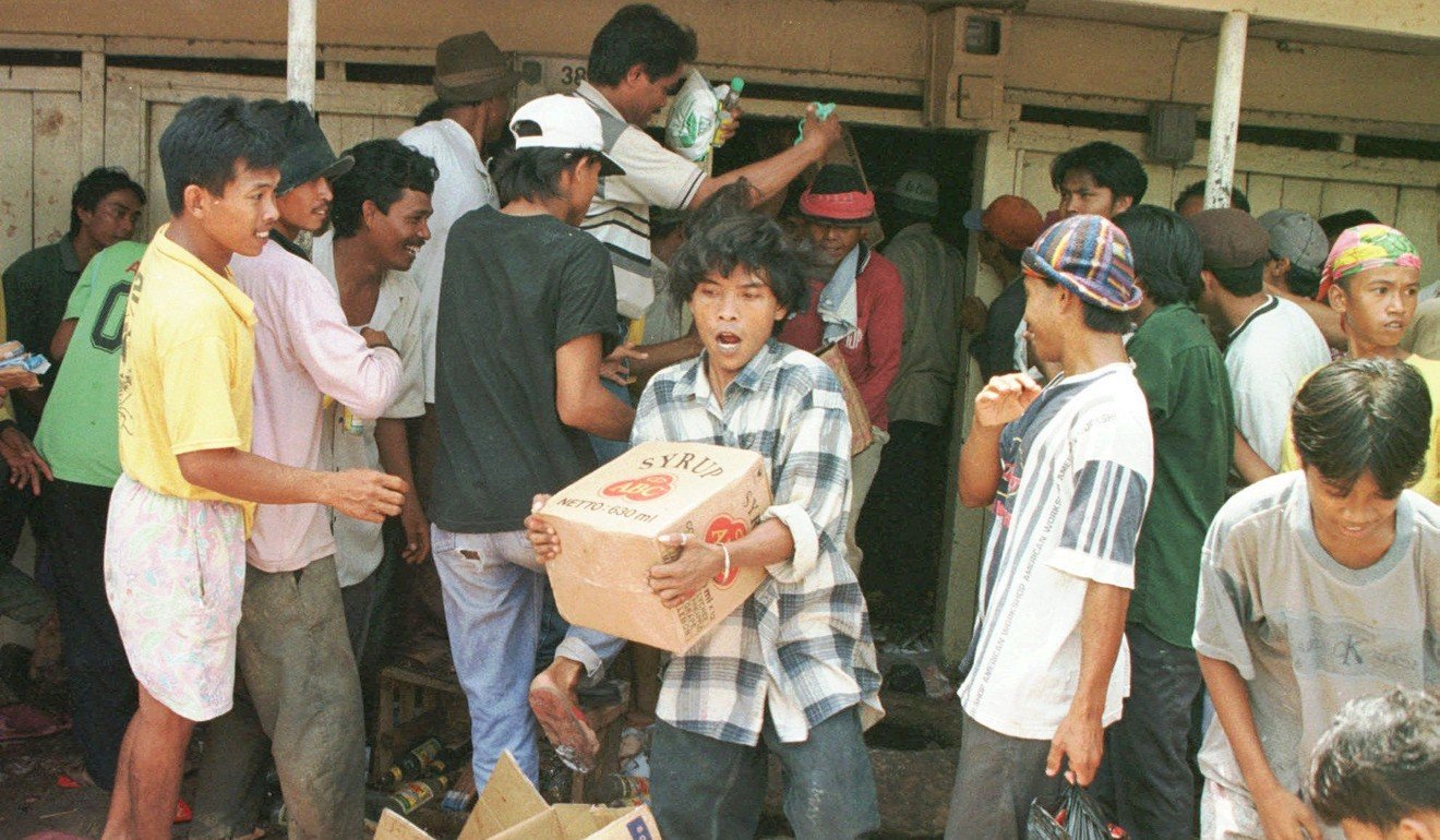 Indonesian looters ransack an ethnic Chinese-owned shop in 1998. Photo: AP