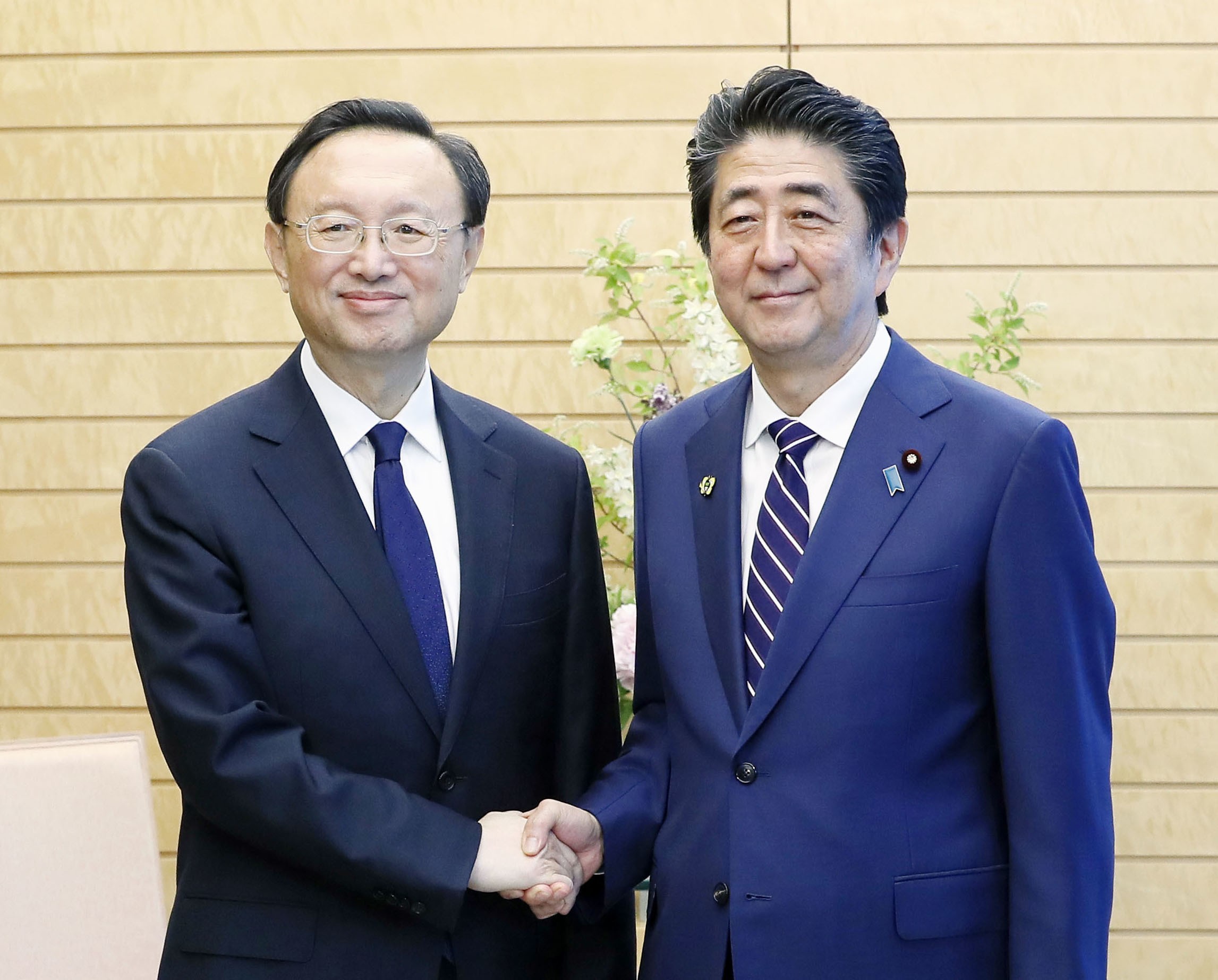 China’s top diplomat Yang Jiechi (left) told Japanese Prime Minister Shinzo Abe he hopes for “healthy, stable” relations between the two countries. Photo: Kyodo