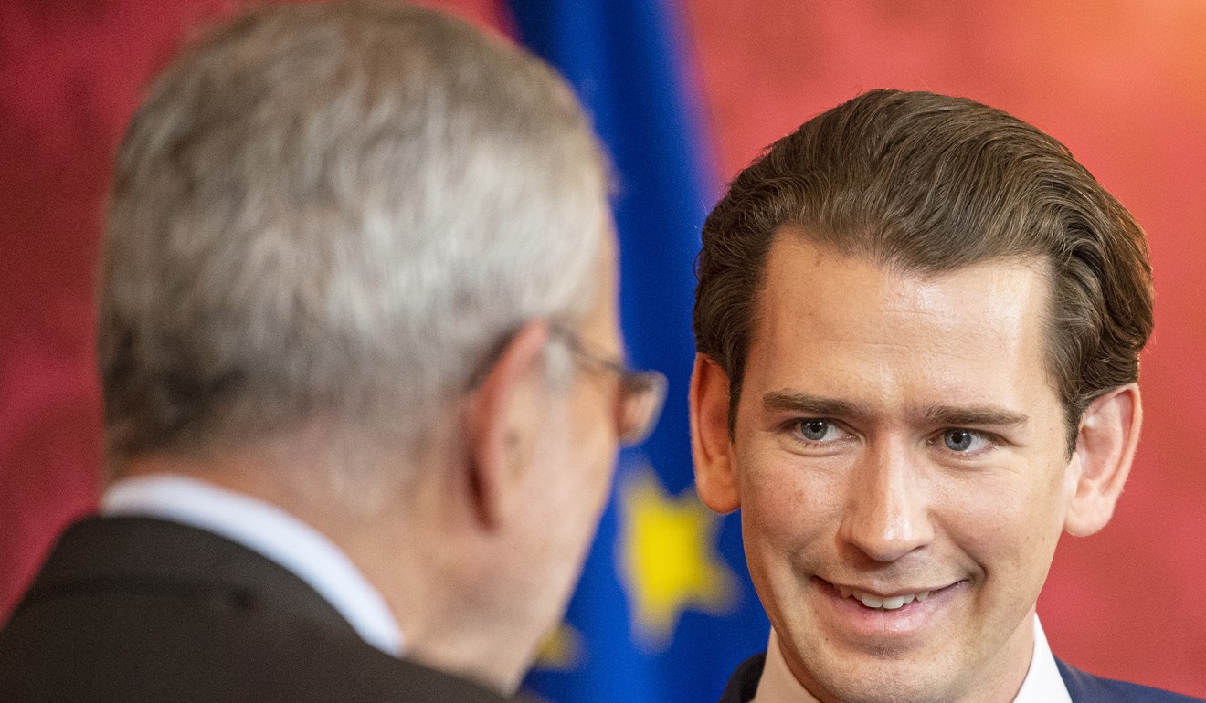 Austrian Chancellor Sebastian Kurz (r) talks to Austrian President Alexander Van der Bellen (l). Photo: EPA-EFE