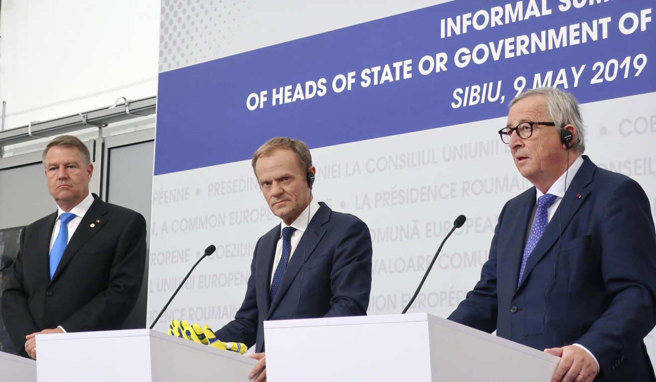European Commission President Jean-Claude Juncker (R) and European Council President Donald Tusk (C) hold a press conference after an informal European Union summit in Sibiu, Romani. Photo: Kyodo