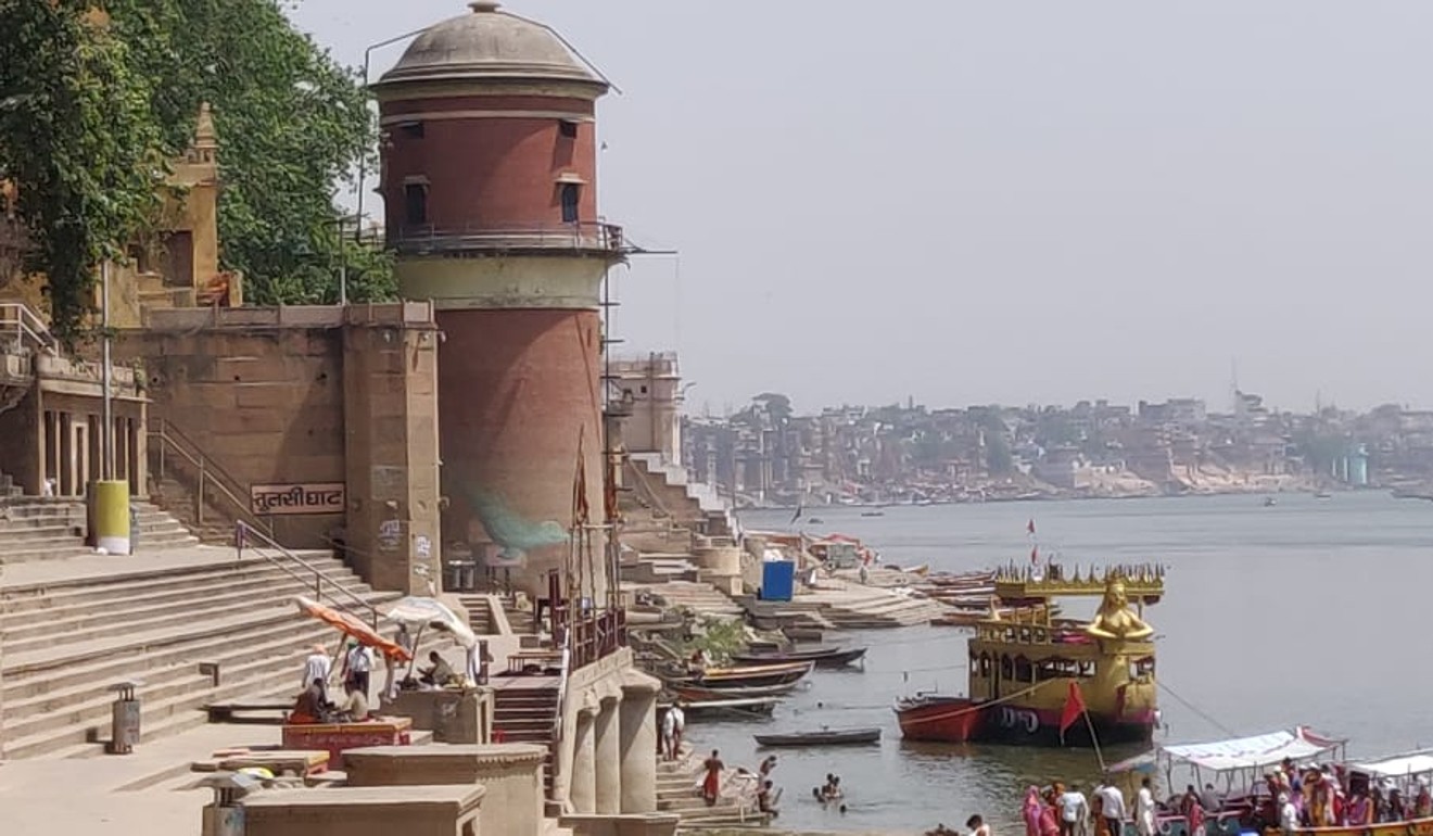 Devout Hindus visit the famous Ganges River in Varanasi to conduct rituals and pour ashes of loved ones. Photo: Team Ceritalah