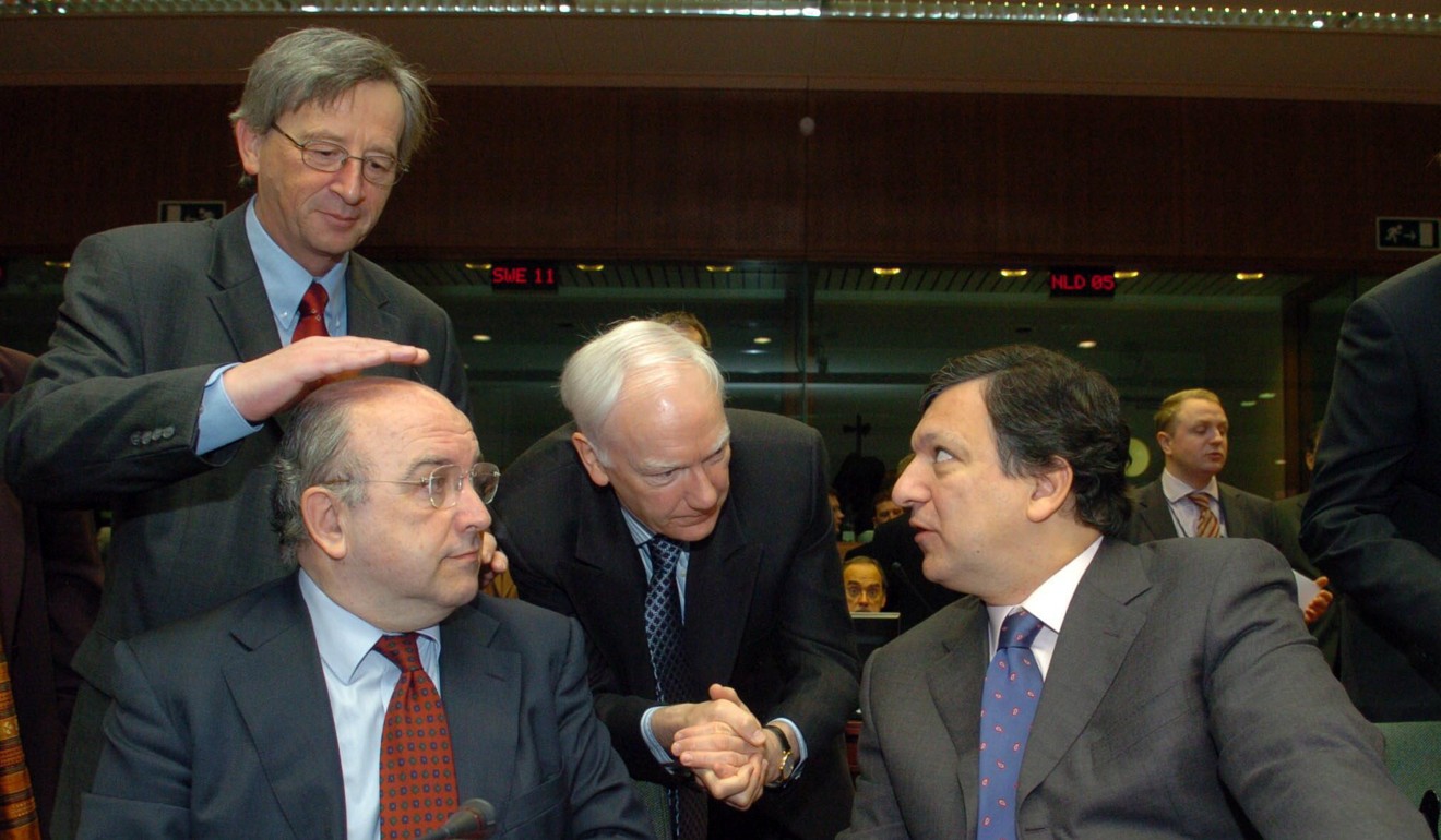 Luxembourg Prime Minister and current Chairman of the Council Jean Claude Juncker (L) pictured with the hand on EU Commissioner for Monetary Affairs Joaquim Almunia's head (2nd L), next to Philippe Maystadt, President of the European Bank (C) and Jose Manuel Barroso (R), chairman of the European Commission. Photo: EPA-EFE