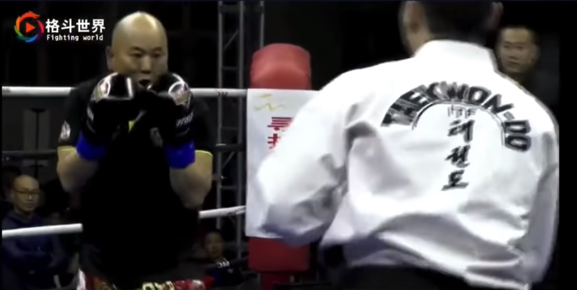 Kung fu ‘master’ Tian Ye looks to strike Chinese taekwondo black belt Zhang Long. Photos: YouTube