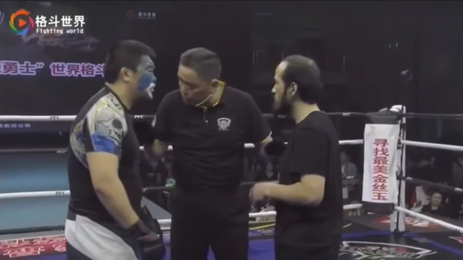 The referee speaks to Xu Xiaodong and Lv Gang before the fight. Photos: YouTube