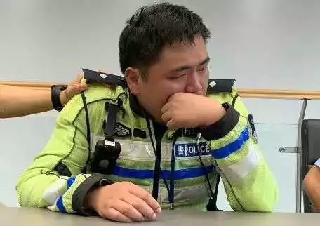 The dead traffic policeman’s colleague weeps as he recounts how he tried to save him at the scene of the accident. Photo: Weibo