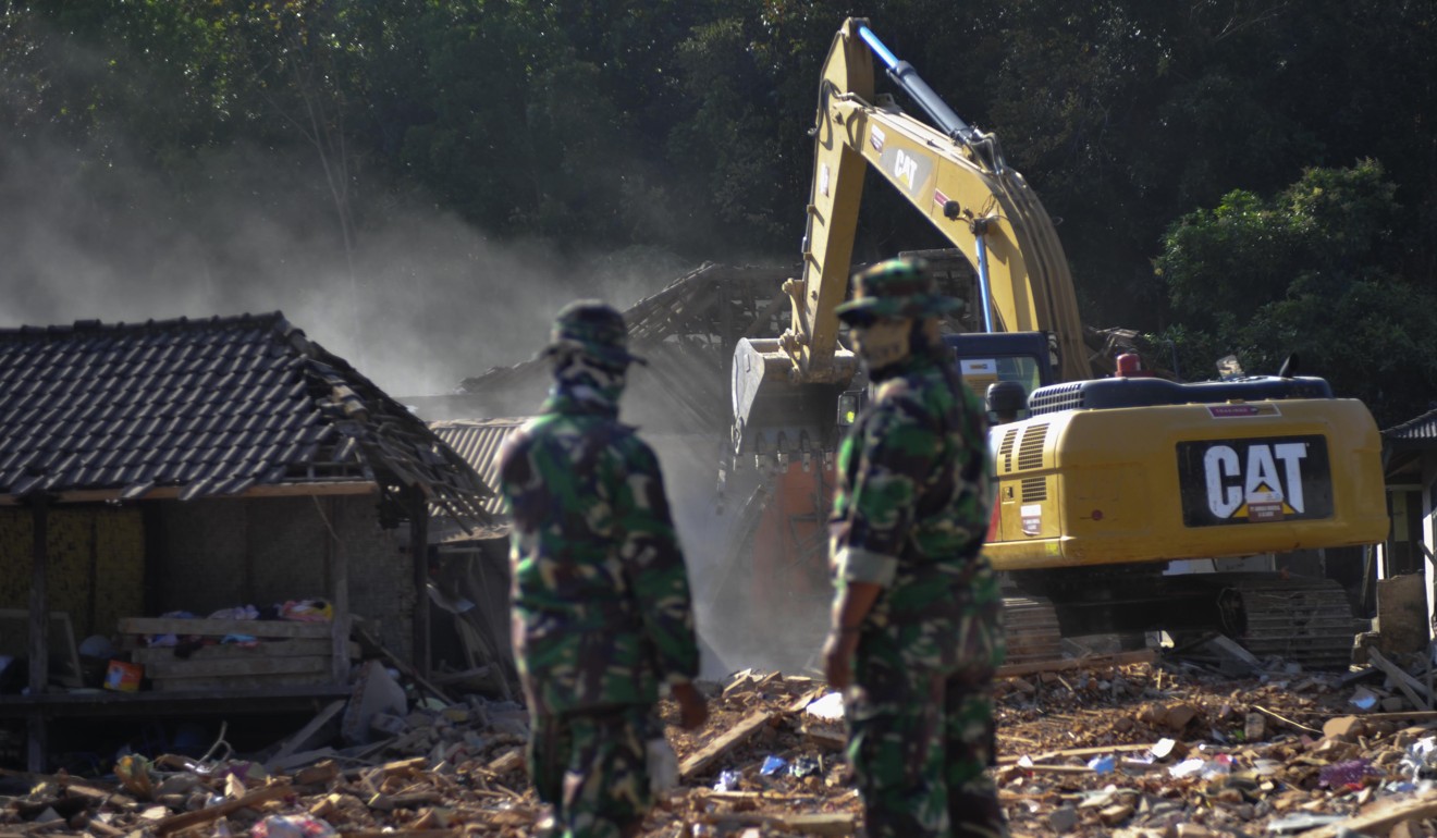 Indonesian soldiers clear rubble after last year’s quakes. Photo: Xinhua