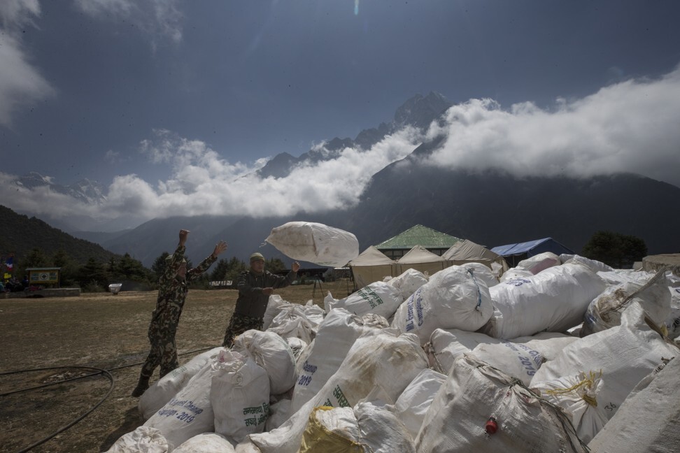 Army personnel collect waste from Mount Everest, on May 27. Photo: EPA