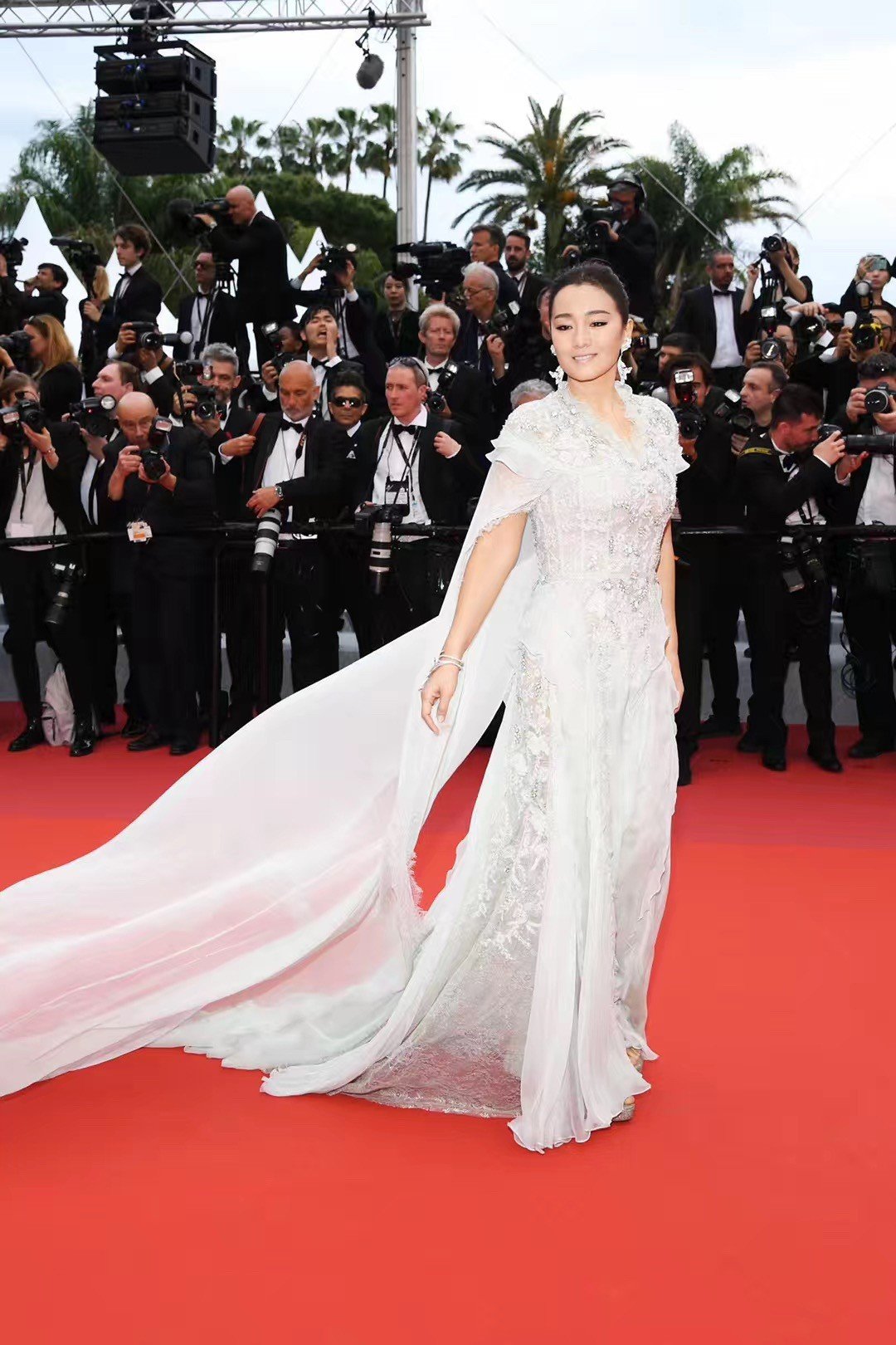 Gong Li shows off Boucheron’s gems as she walks the opening red carpet at this Cannes this year.